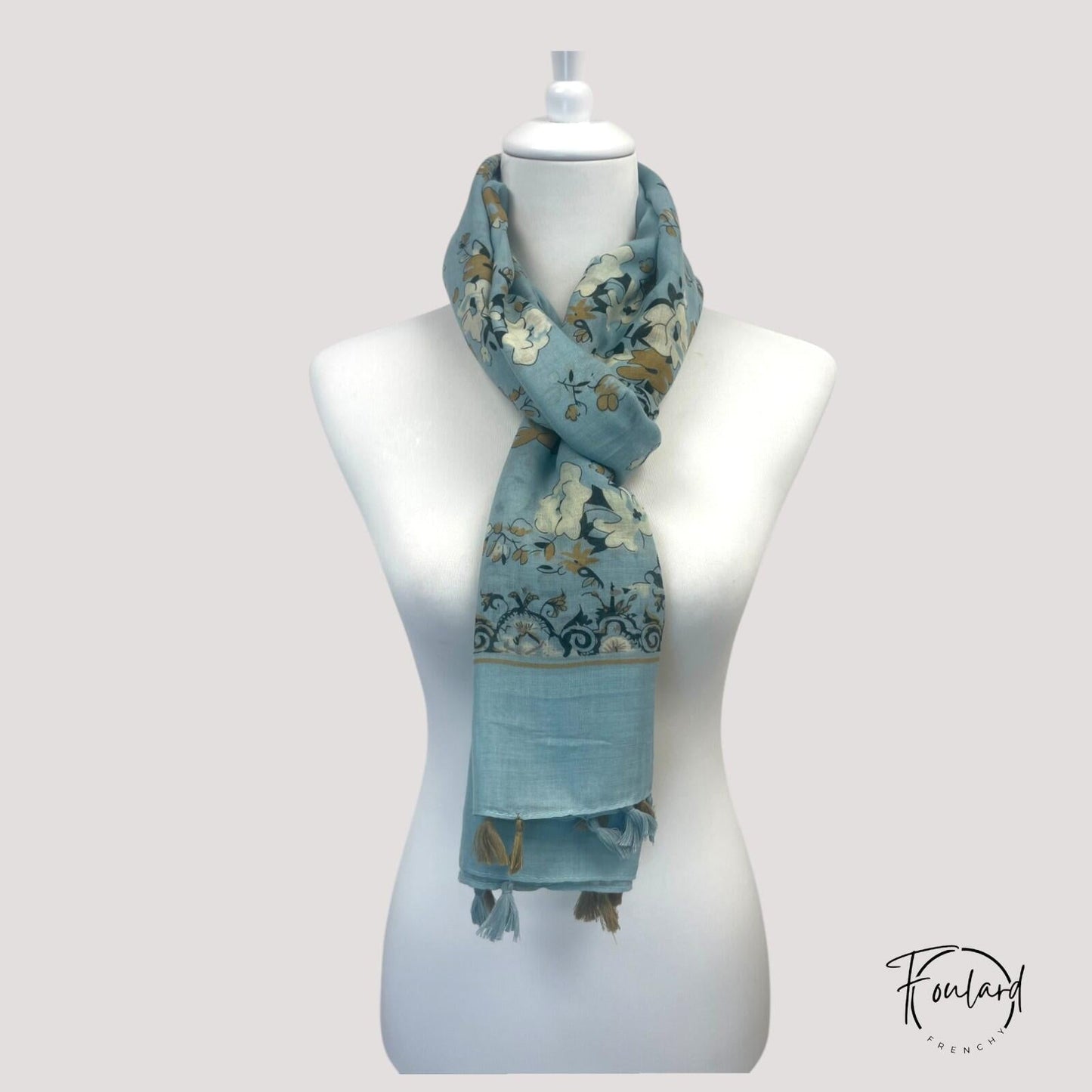 Foulard vert déployé montrant sa longueur et ses motifs
