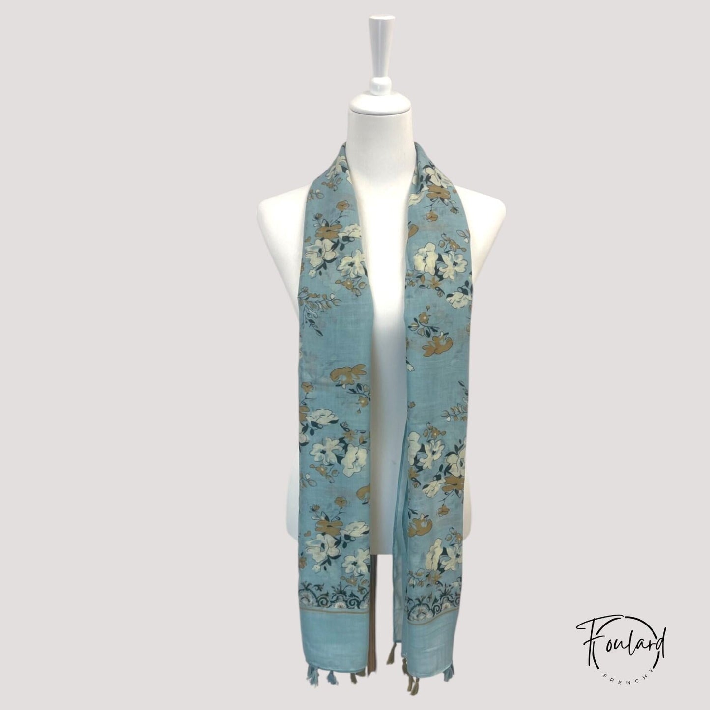 Détail des imprimés bohèmes sur foulard vert élégant