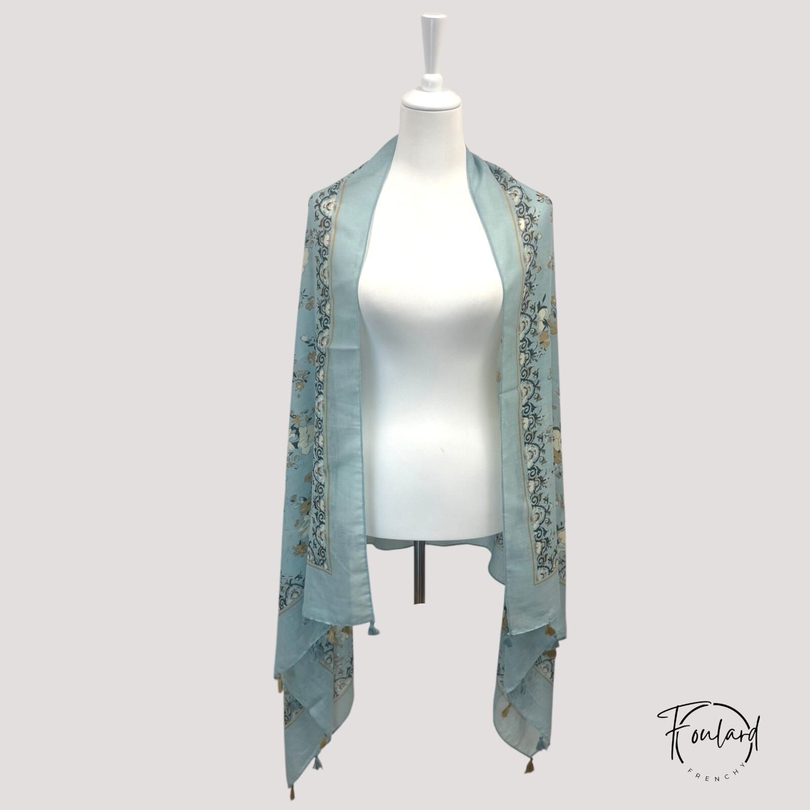 Foulard vert avec imprimés colorés et pompons en frange