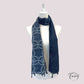 Gros plan sur le tissu doux en polyester du foulard