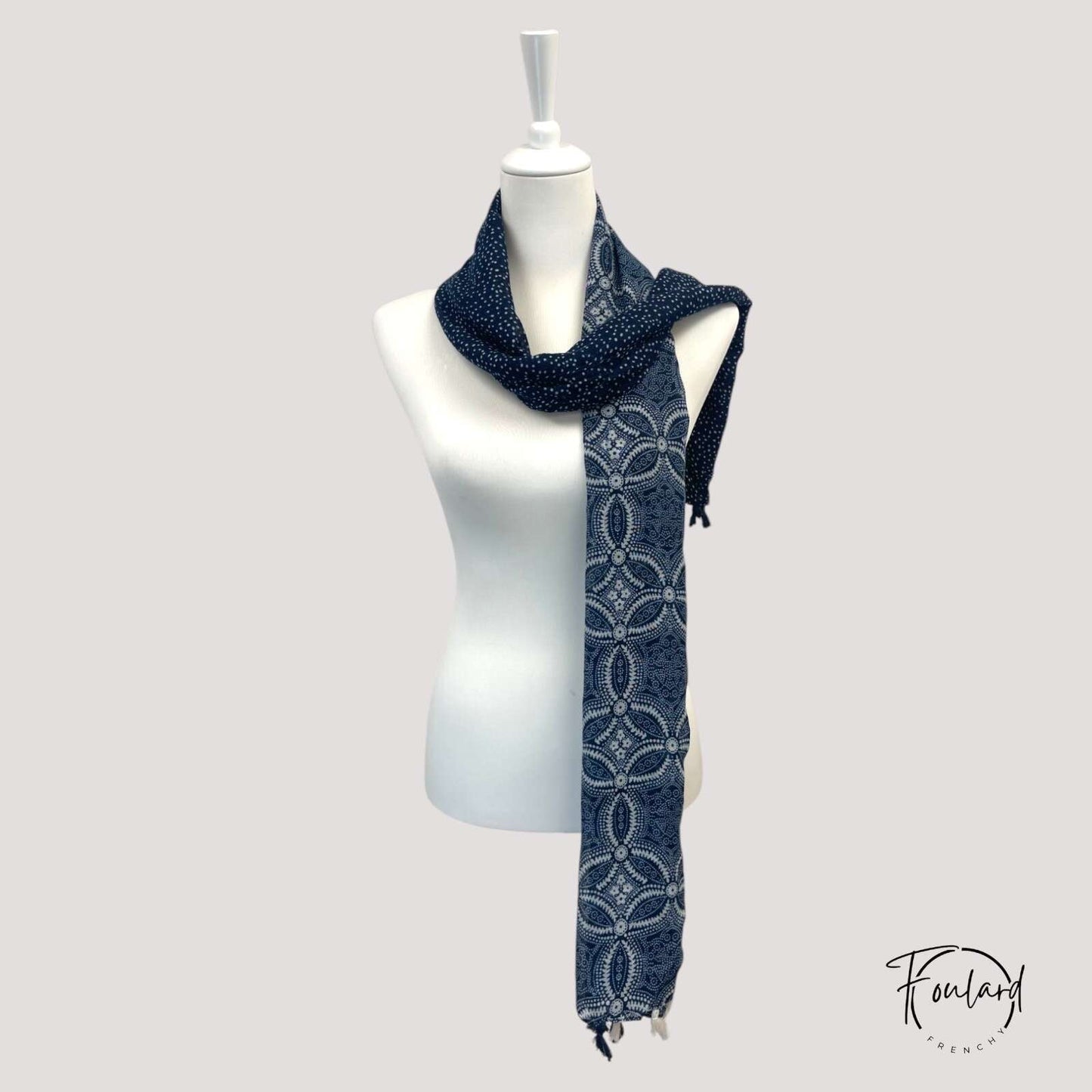 Foulard bleu avec motifs élégants sur fond uni