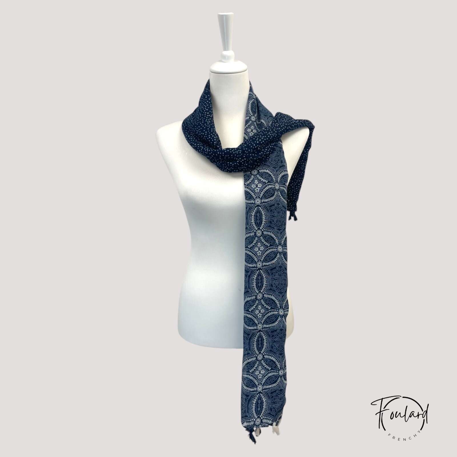 Foulard bleu avec motifs élégants sur fond uni