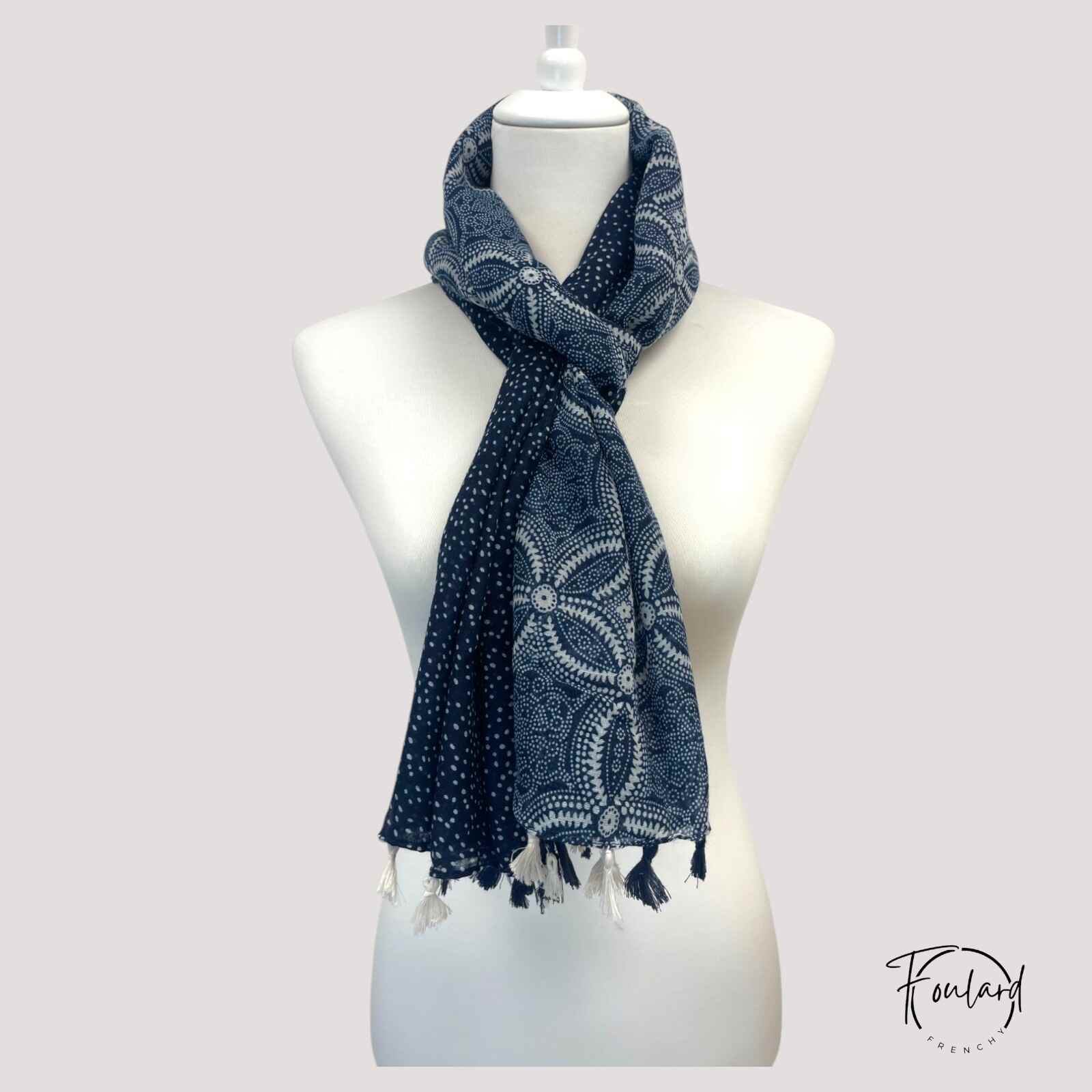 Détail des motifs féminins imprimés sur le foulard