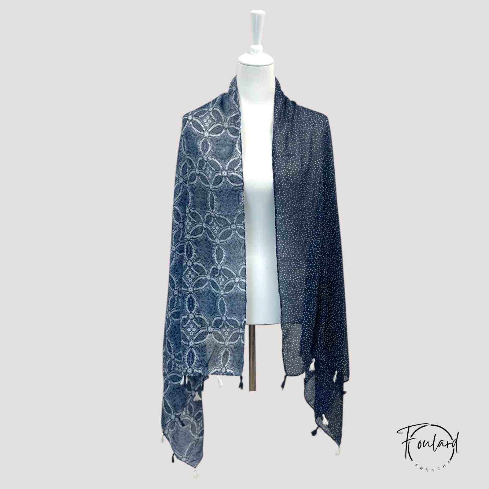 Vue d'ensemble du foulard bleu déplié sur une surface