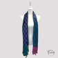 Détail des imprimés colorés sur le foulard bohème