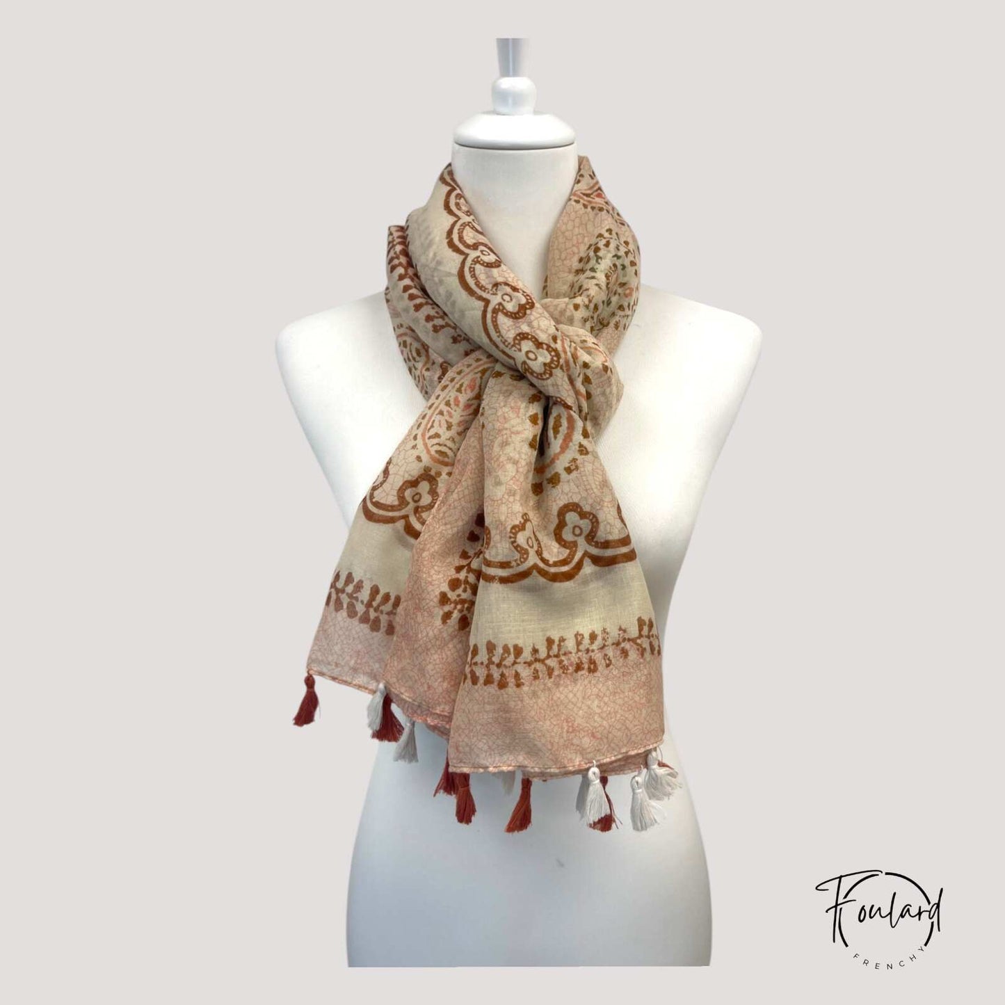 Foulard déployé montrant sa texture douce et élégante
