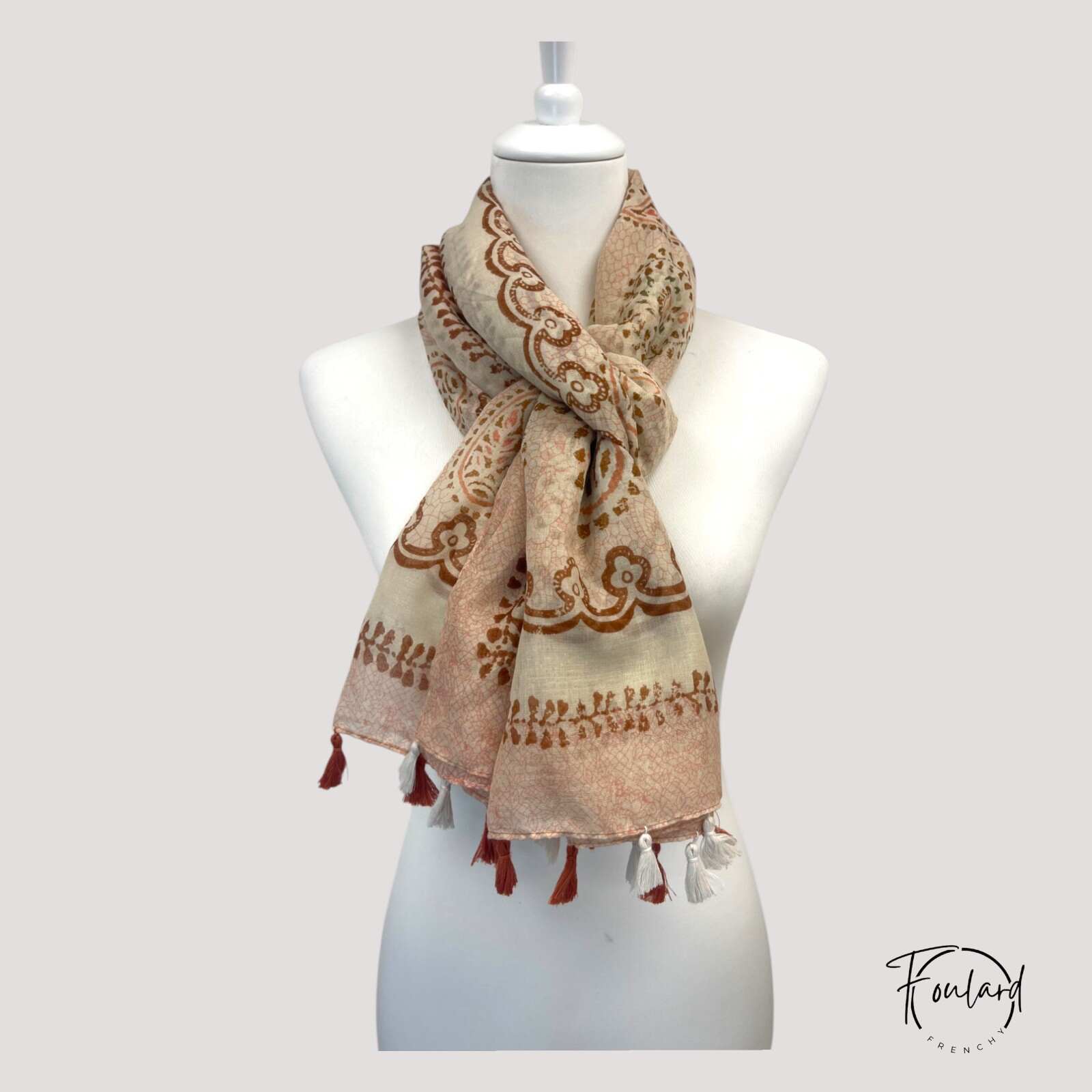 Foulard déployé montrant sa texture douce et élégante