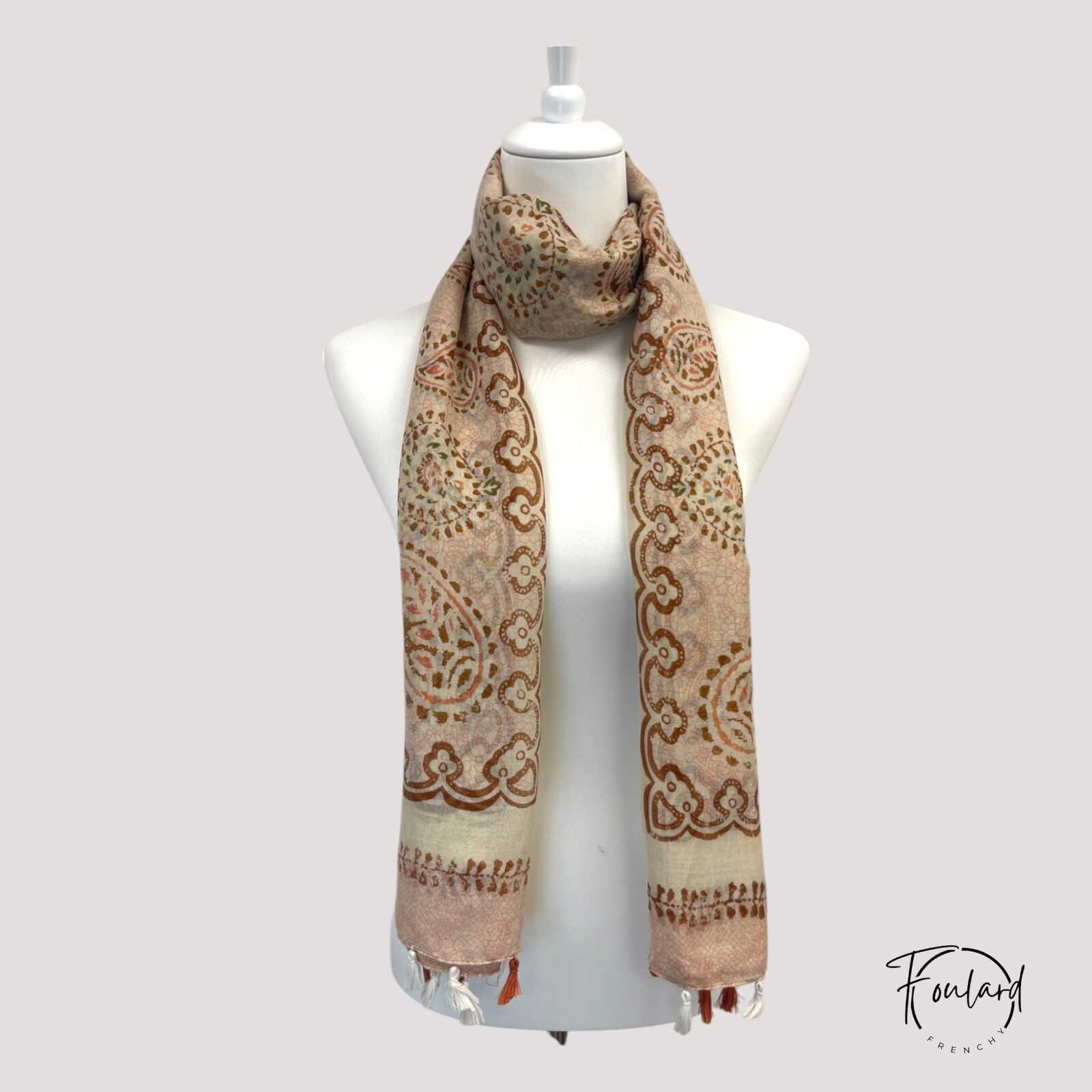 Gros plan sur les motifs satinés du foulard bohème