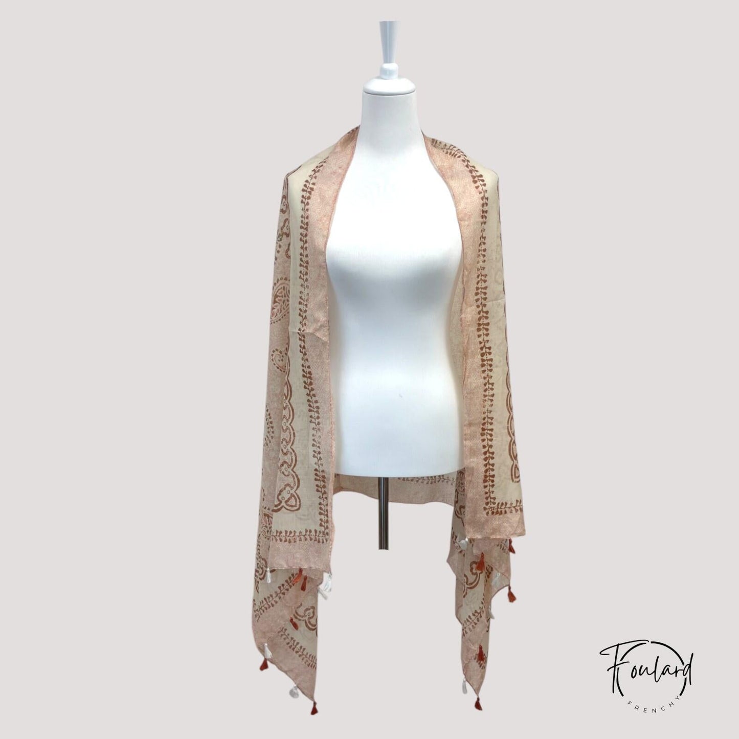 Foulard rose avec imprimés colorés et pompons en frange