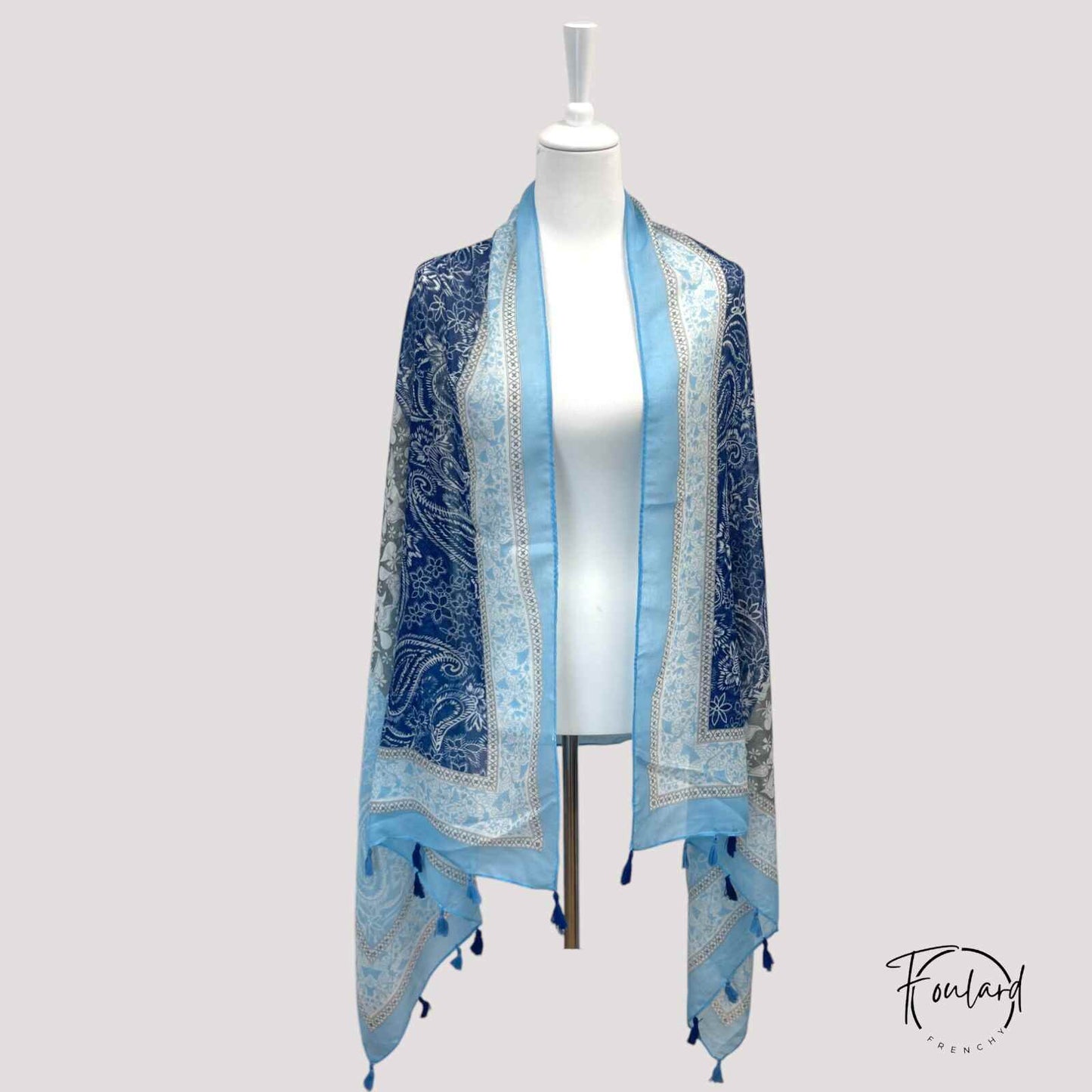Foulard bleu avec motifs bohèmes et pompons frangés