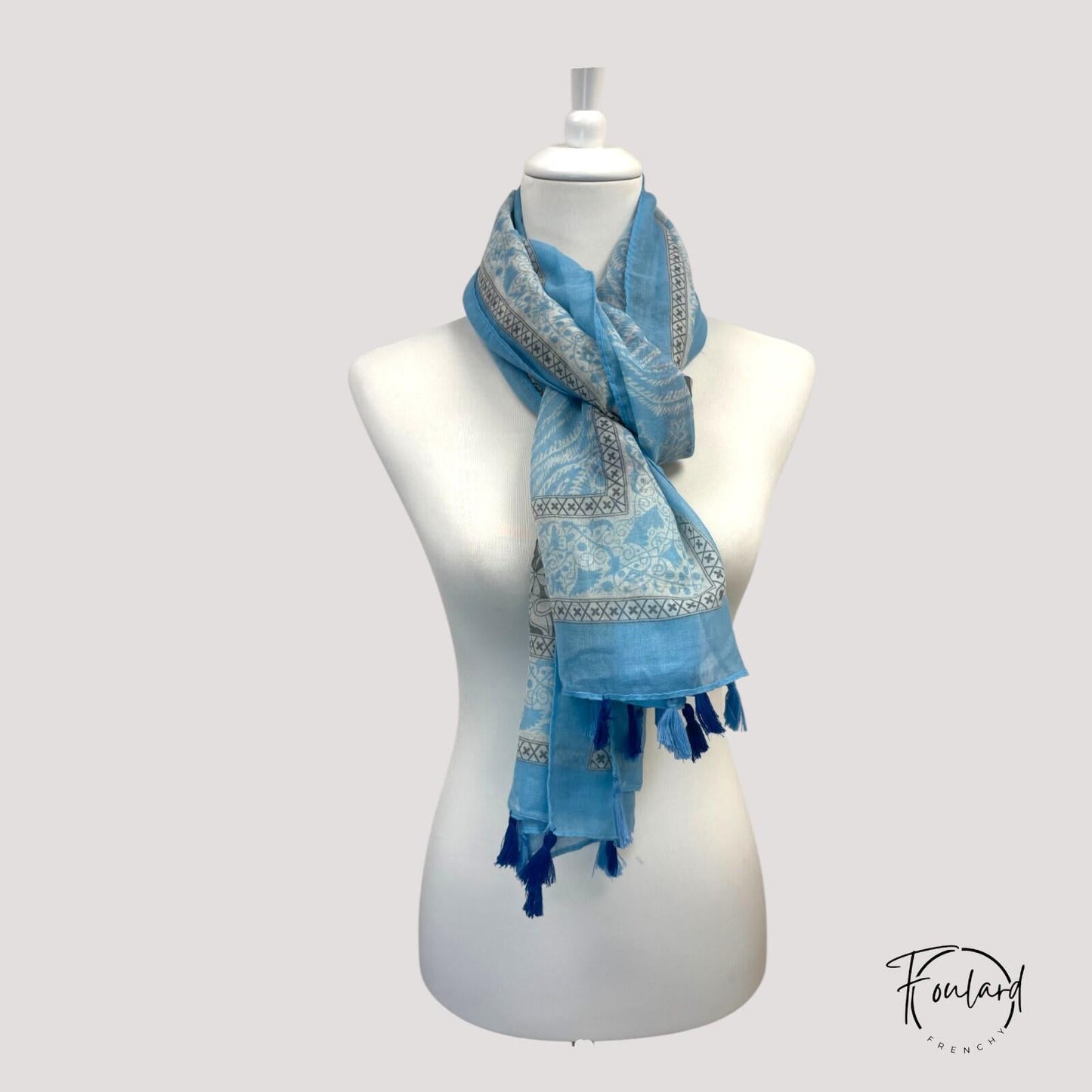 Foulard étalé montrant sa longueur et ses motifs élégants