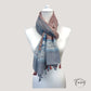 Foulard déployé montrant ses motifs et sa texture satinée