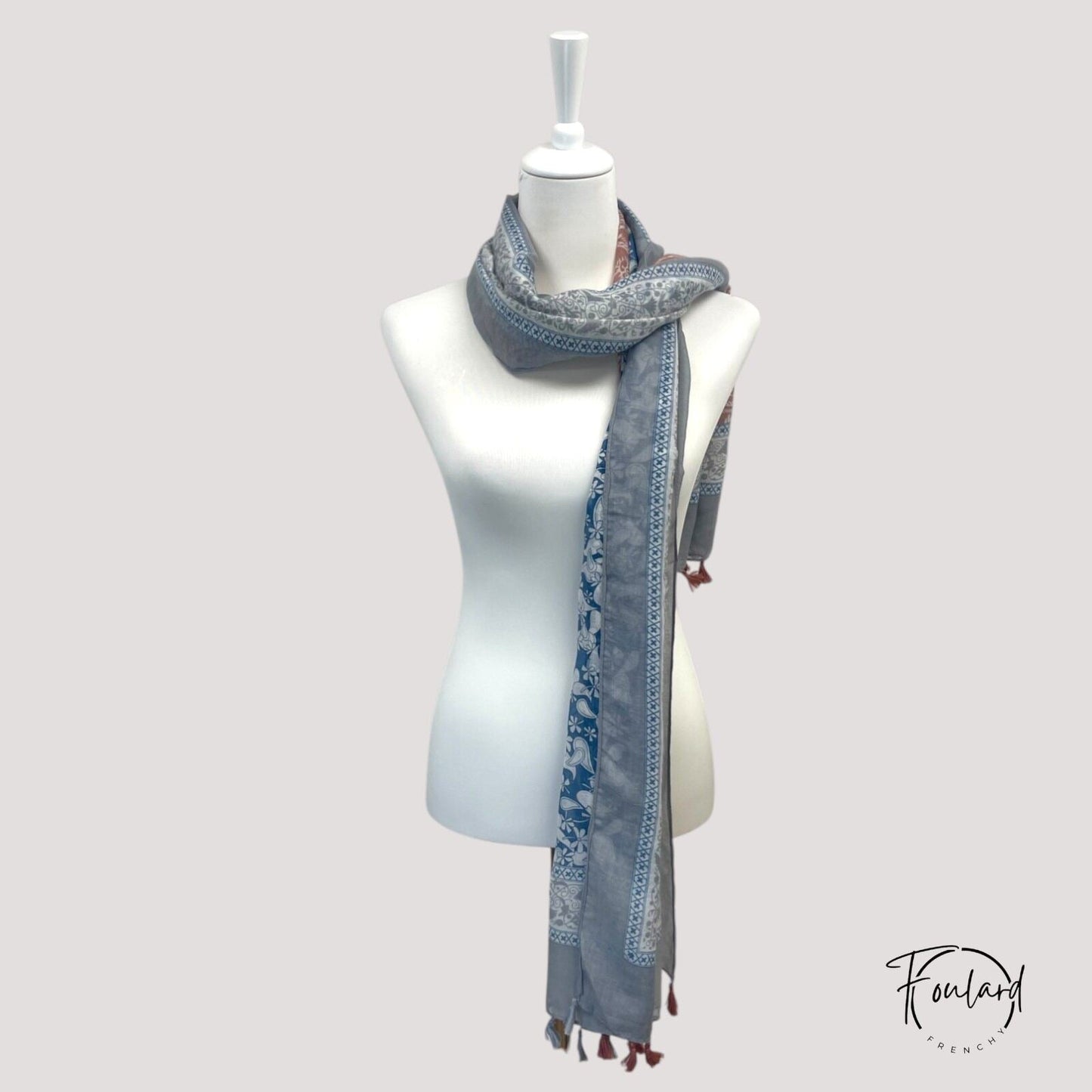 Détail des pompons en frange sur le foulard élégant