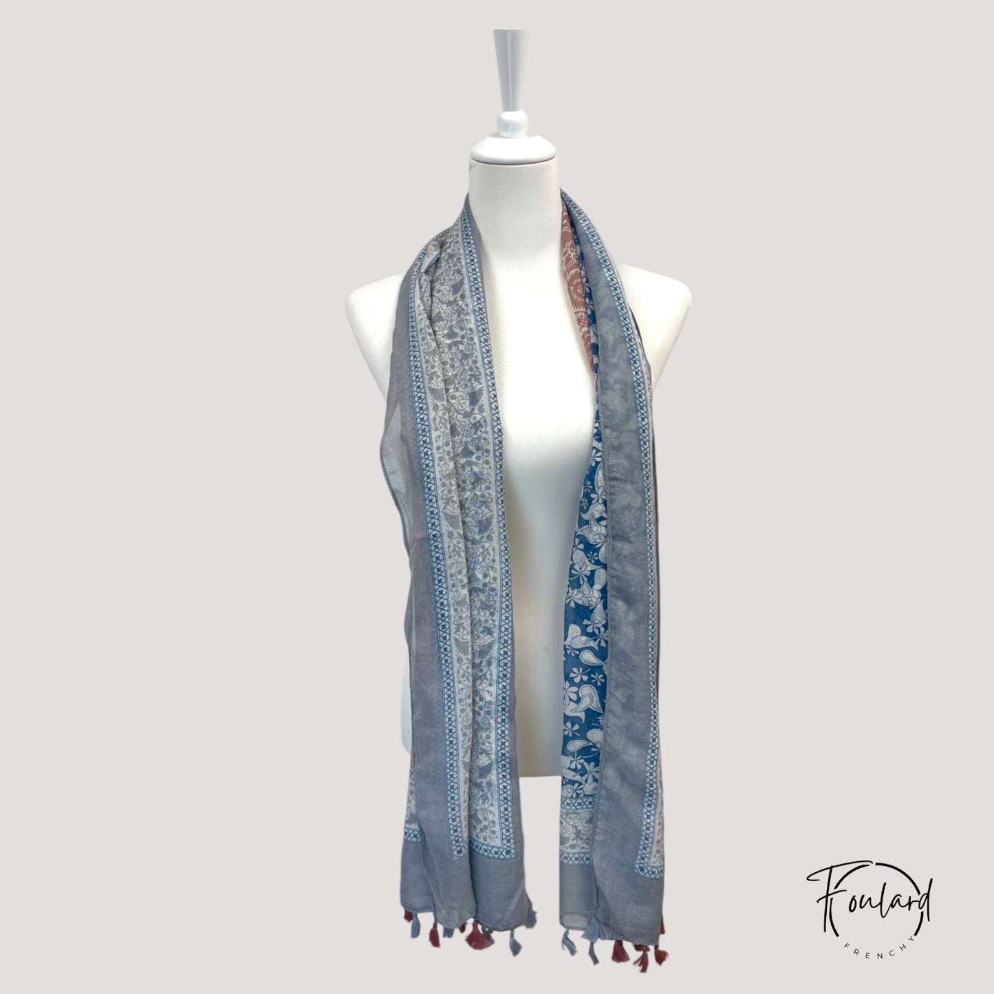 Vue rapprochée du tissage satiné du foulard bohème