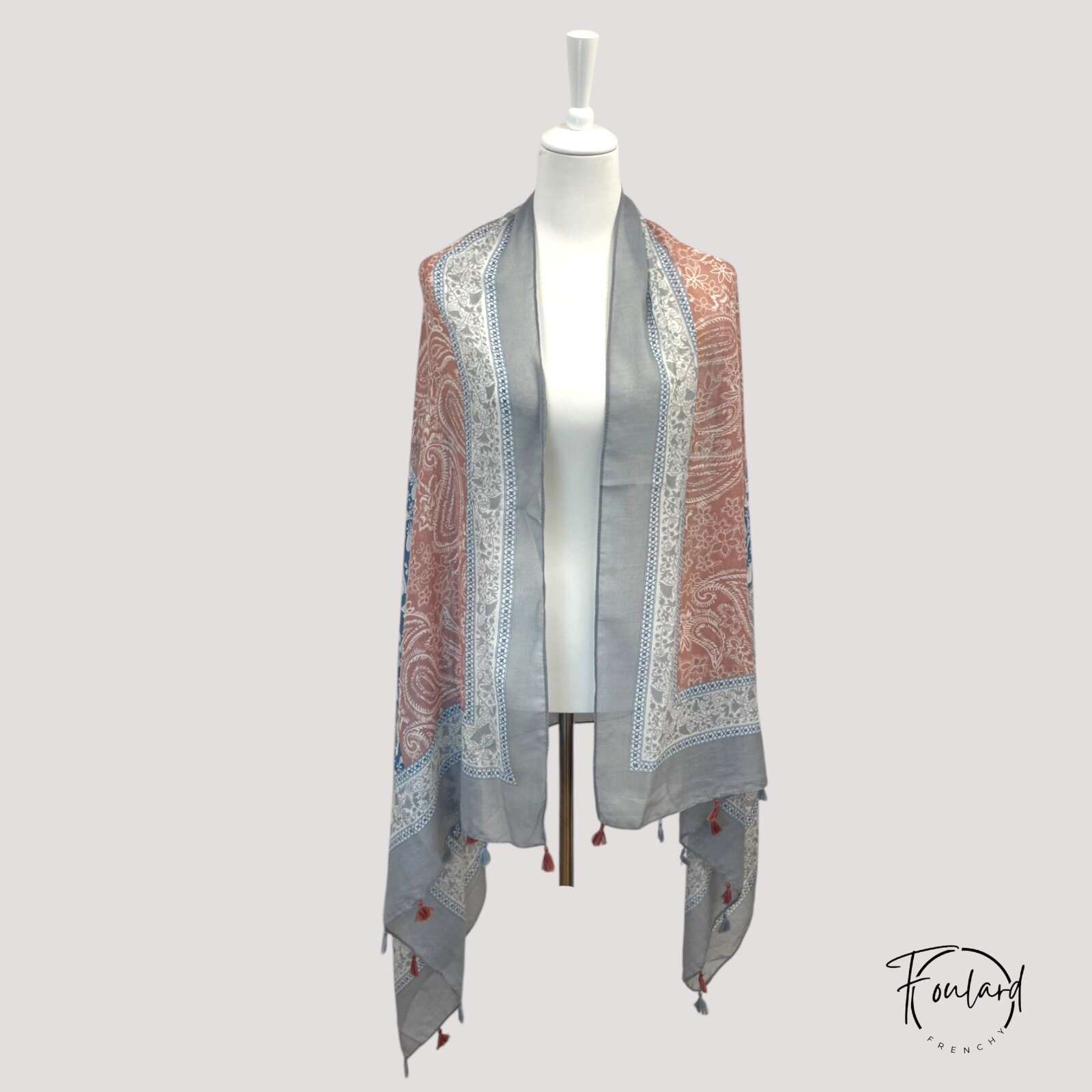 Foulard gris avec imprimés colorés et pompons en frange