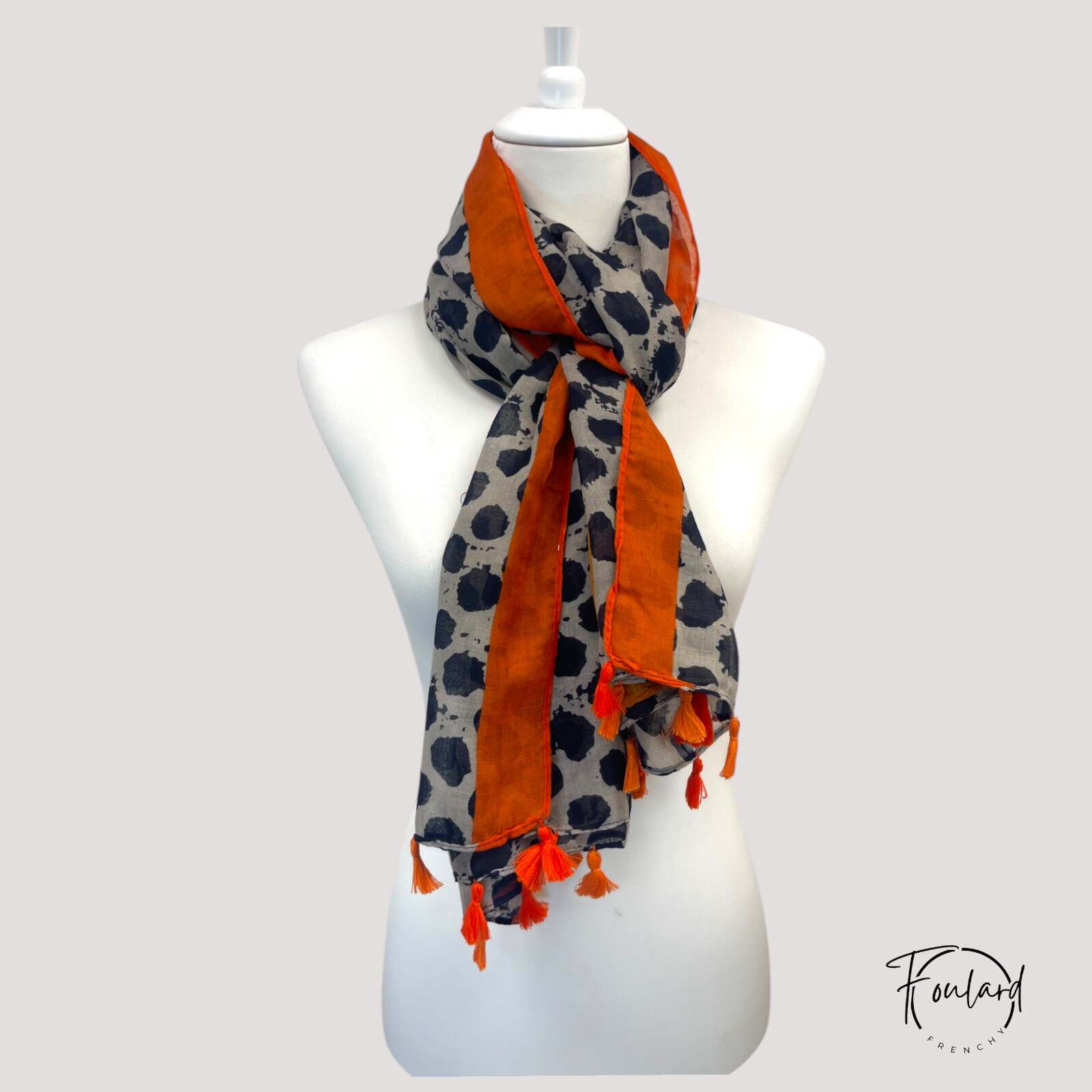 Foulard orange avec motifs élégants sur fond blanc
