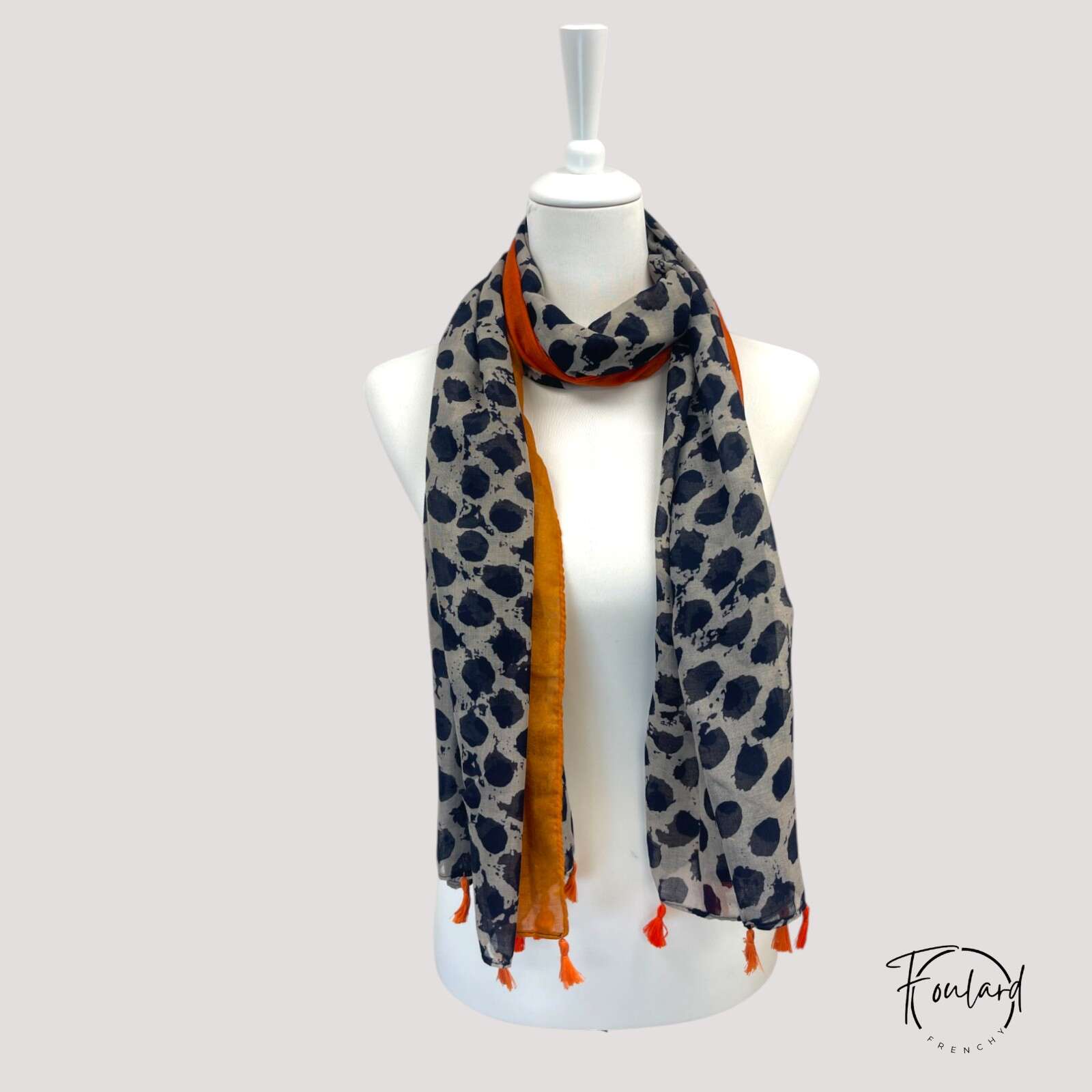 Texture douce du foulard orange en polyester