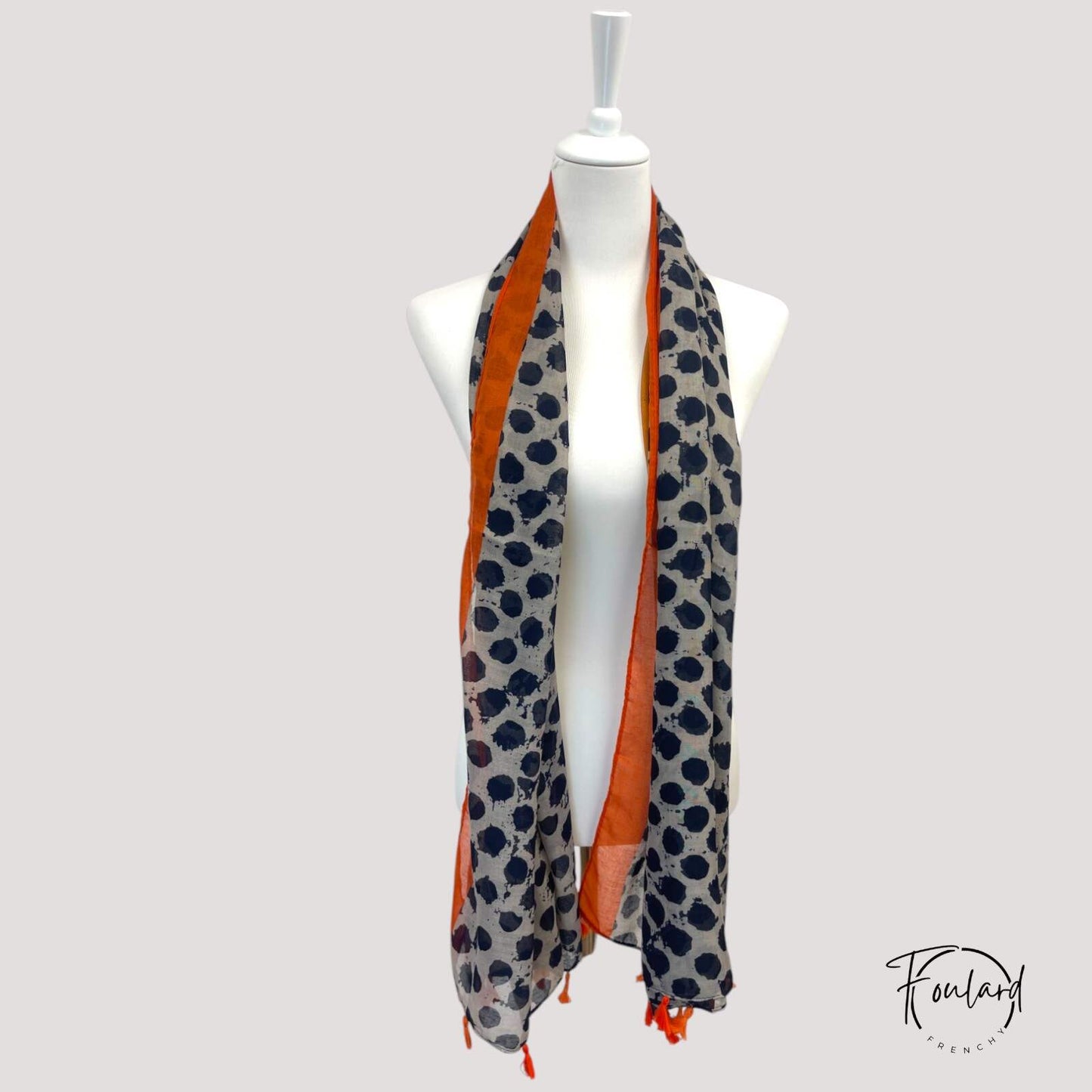 Vue d'ensemble du foulard orange étalé sur une surface