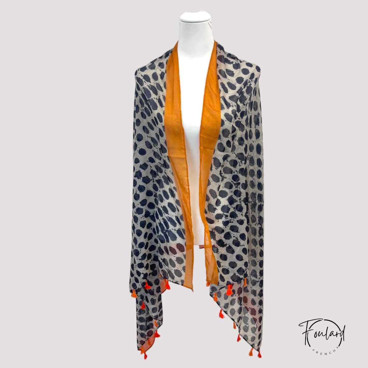 Gros plan sur les imprimés tendance du foulard orange