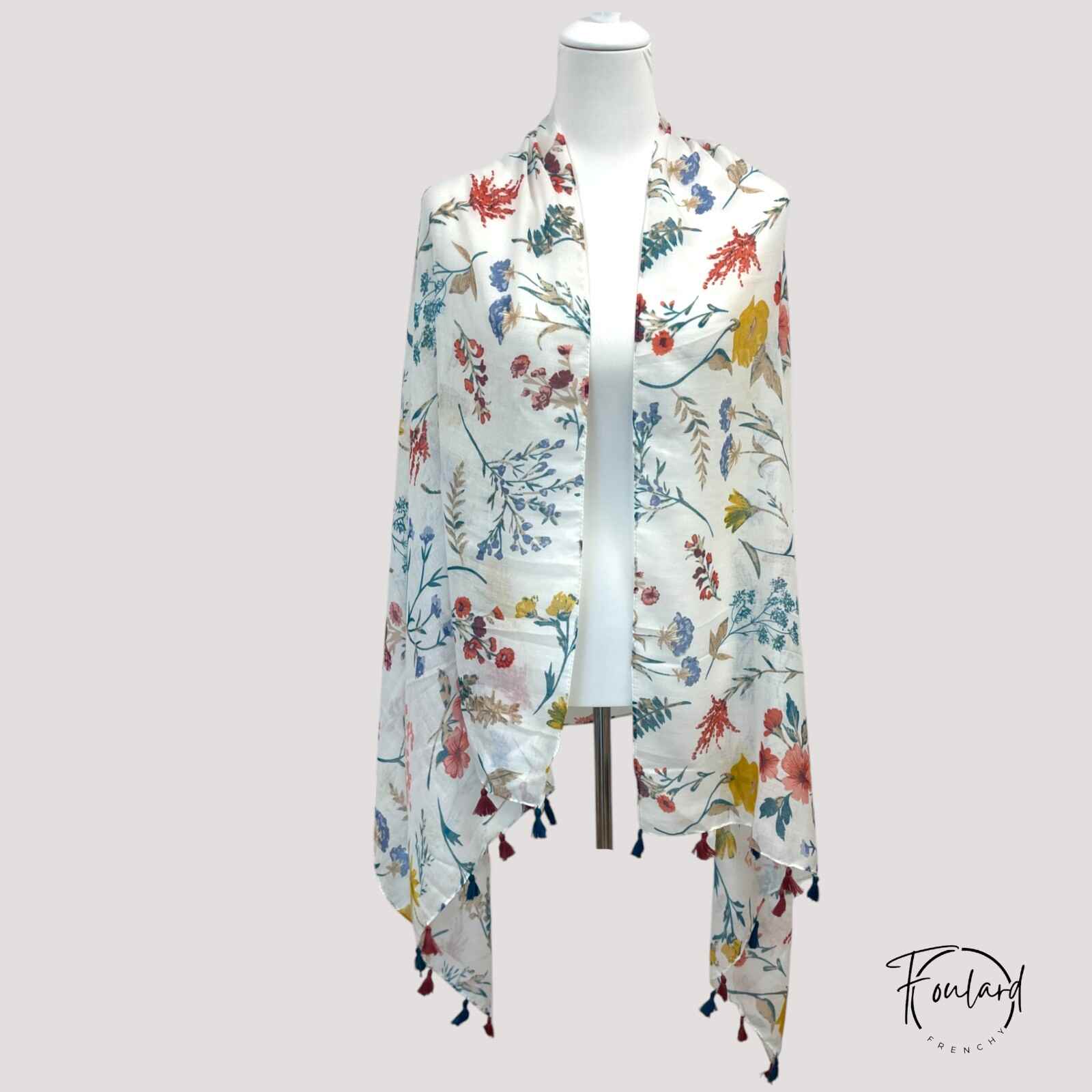 Détail des imprimés colorés sur le foulard blanc