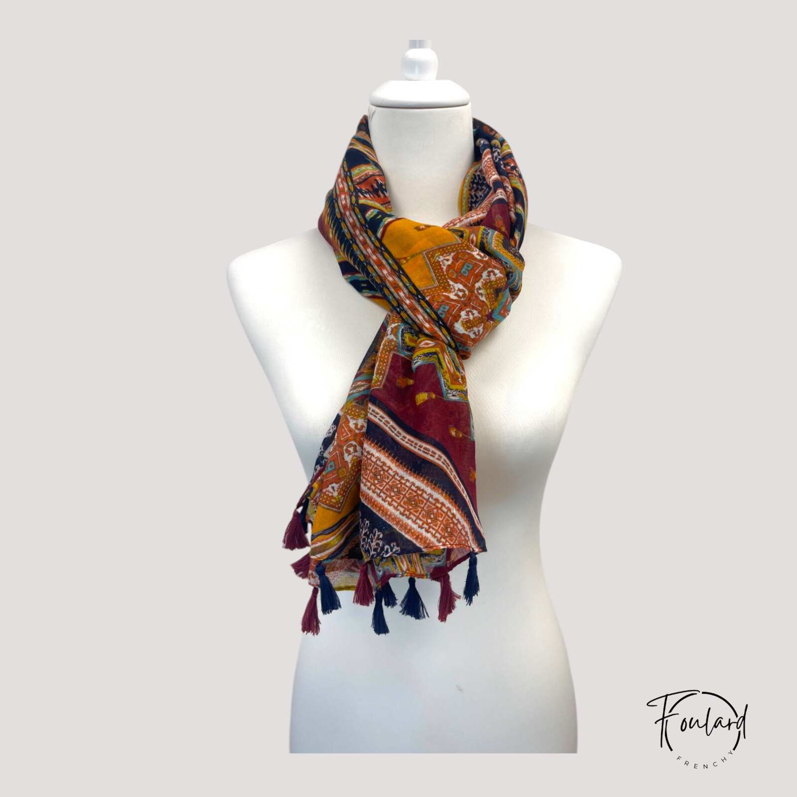 Détails des motifs bohèmes sur le foulard orange