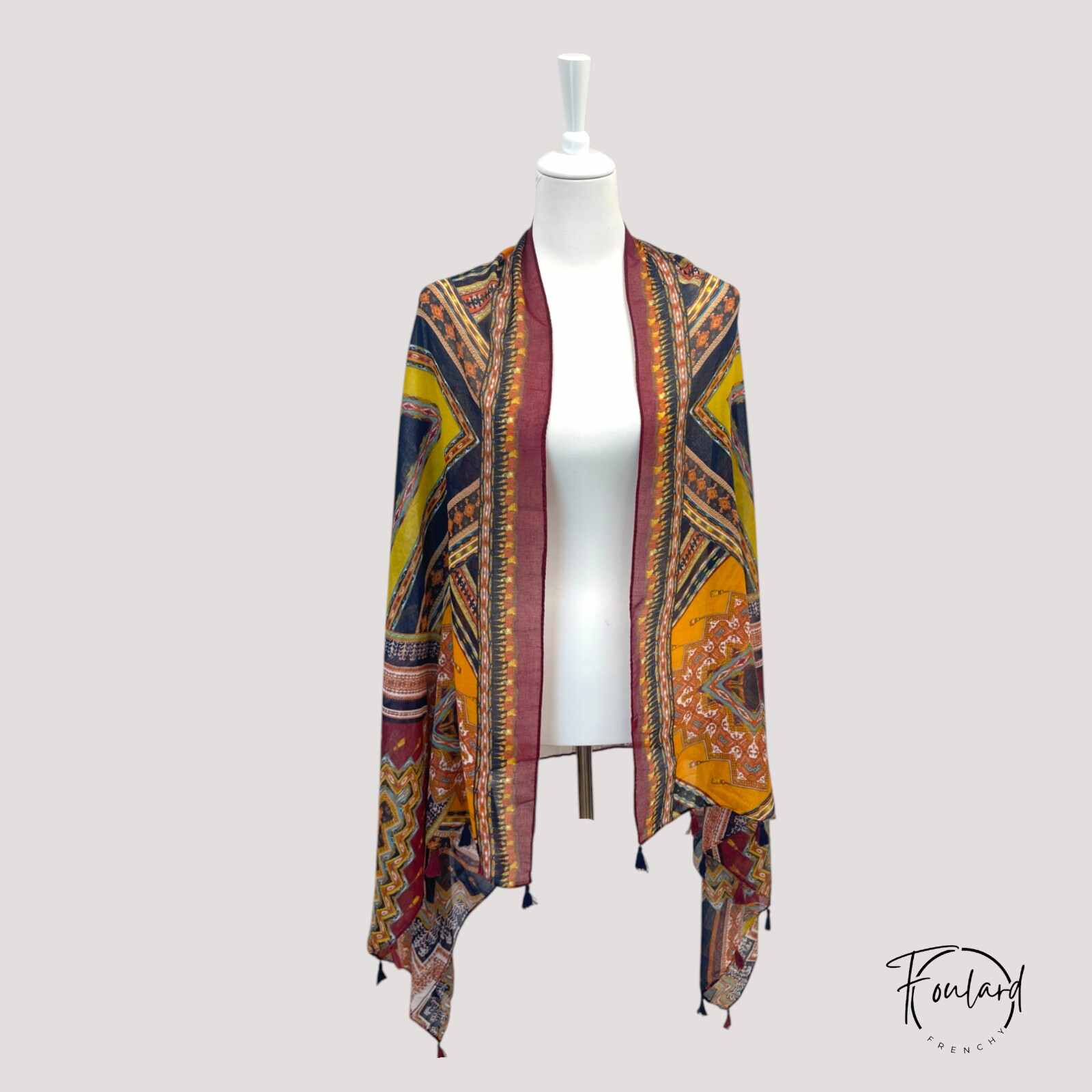 Foulard orange avec motifs élégants sur fond blanc