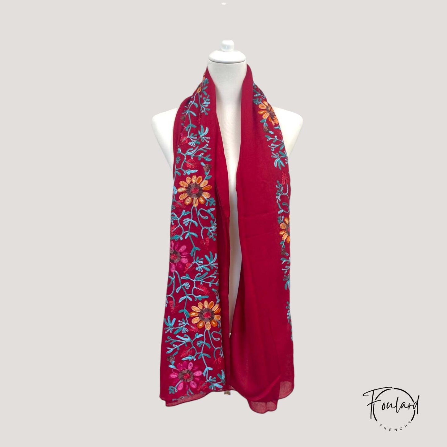 Foulard rouge bordeaux avec broderies florales colorées
