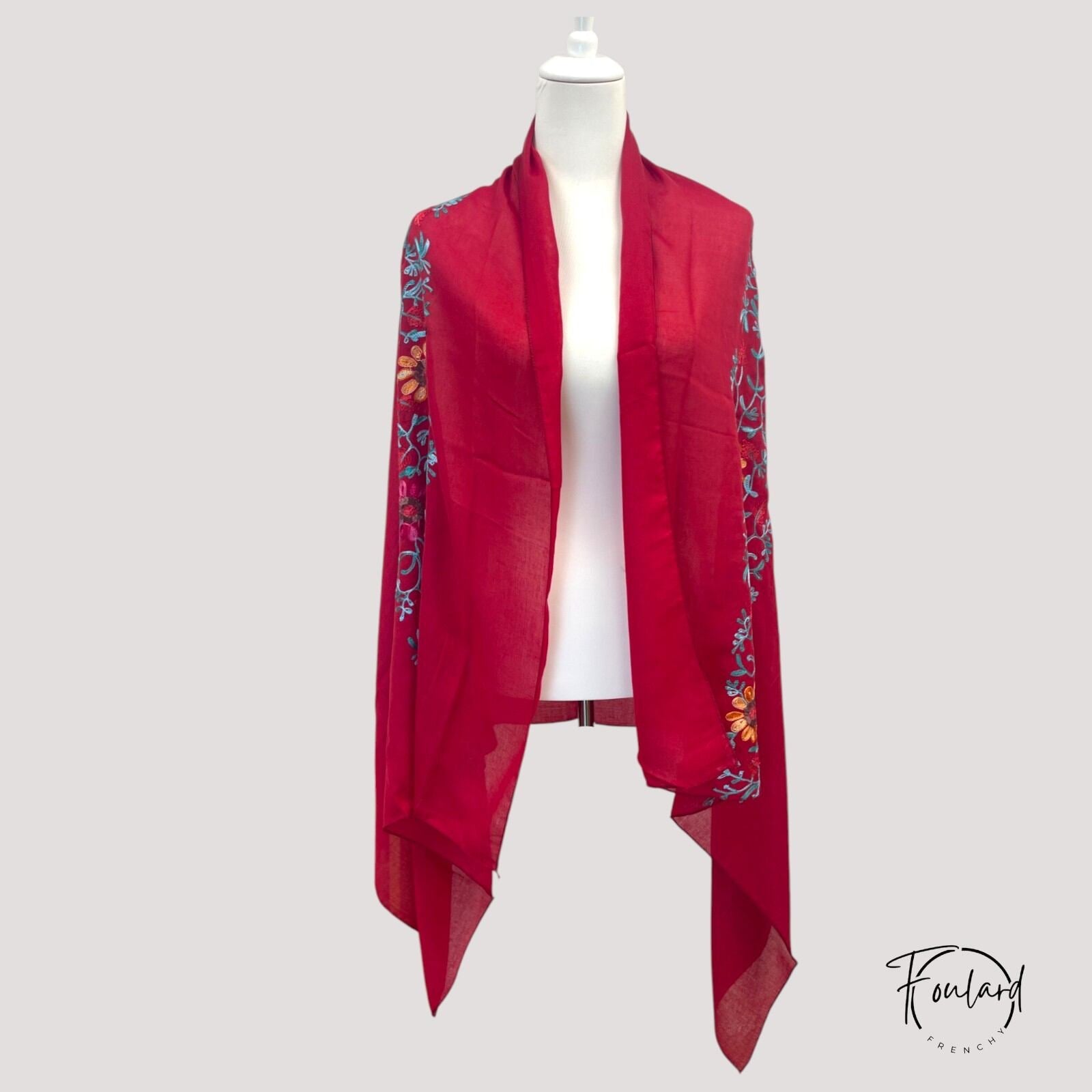 Vue d'ensemble du foulard rouge bordeaux, motifs floraux