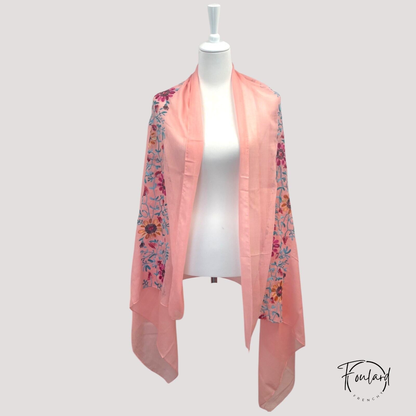 Zoom sur les broderies fuchsia, orange et turquoise