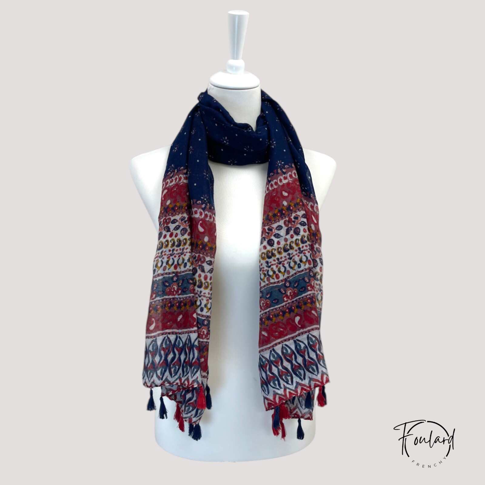 Détail des imprimés colorés sur le foulard