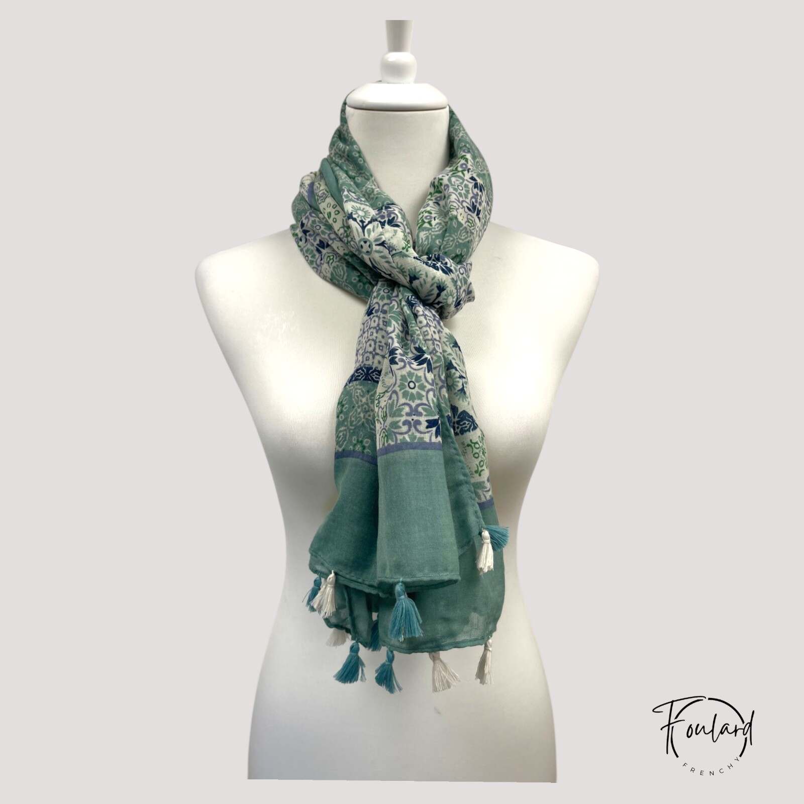Foulard étalé montrant sa texture satinée et colorée