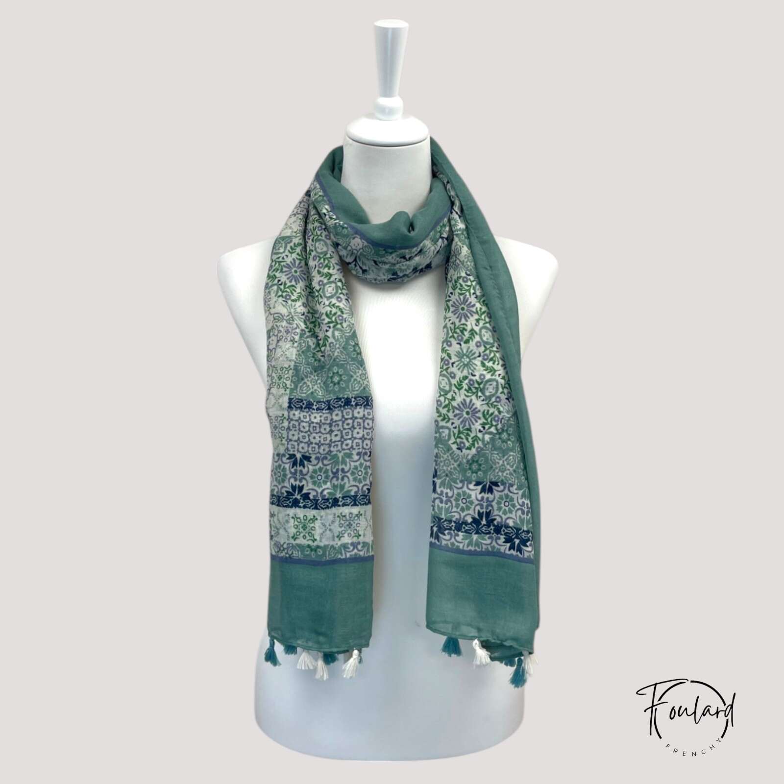 Foulard vert bohème avec imprimés colorés et pompons