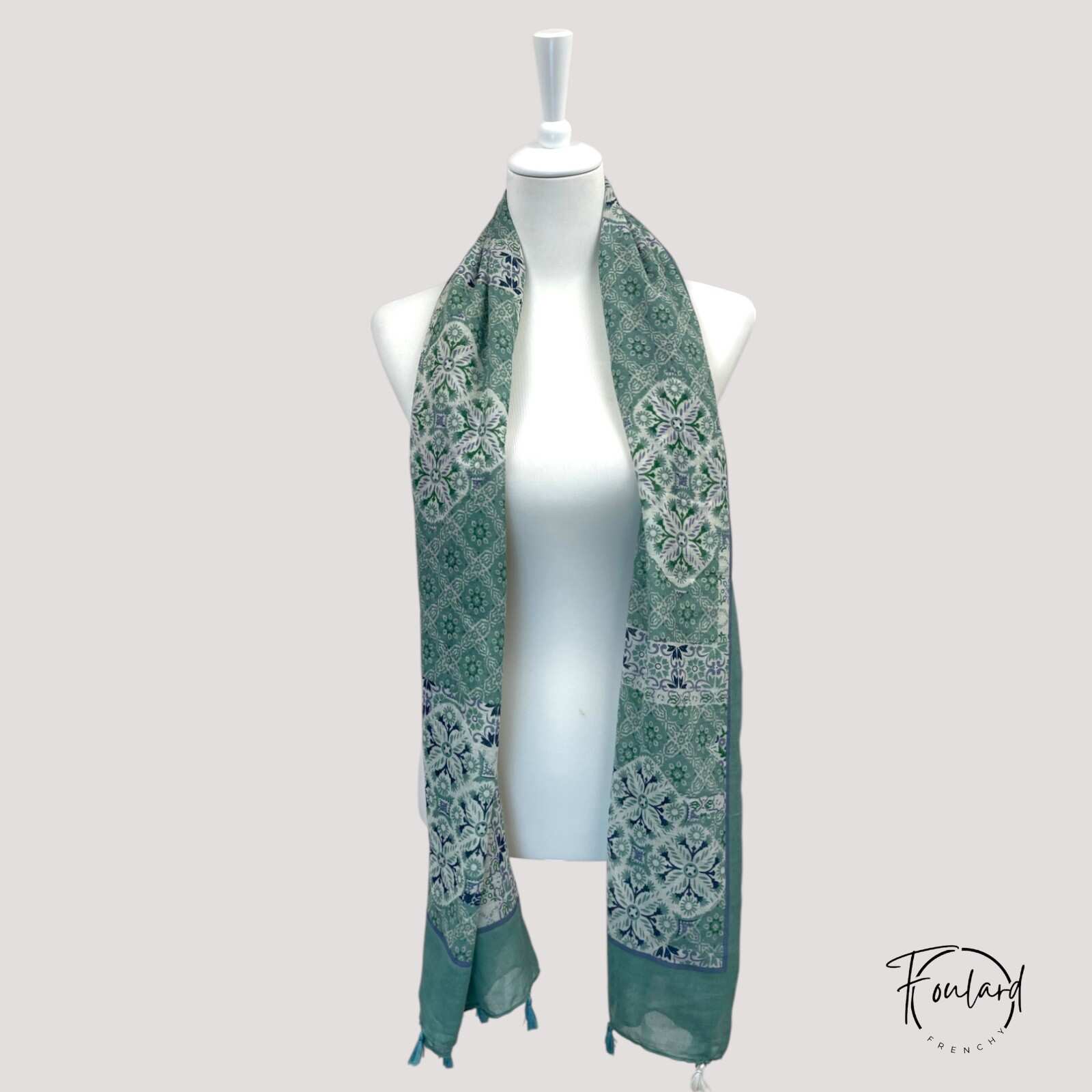 Détail des imprimés satinés sur foulard vert élégant