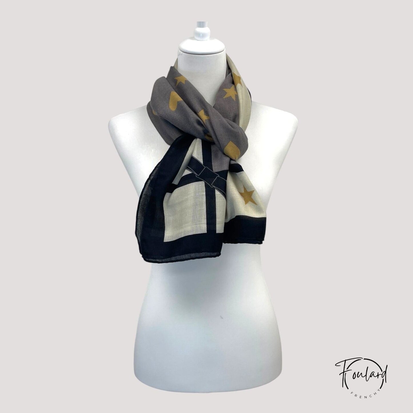 Détail des imprimés tendance sur le foulard noir