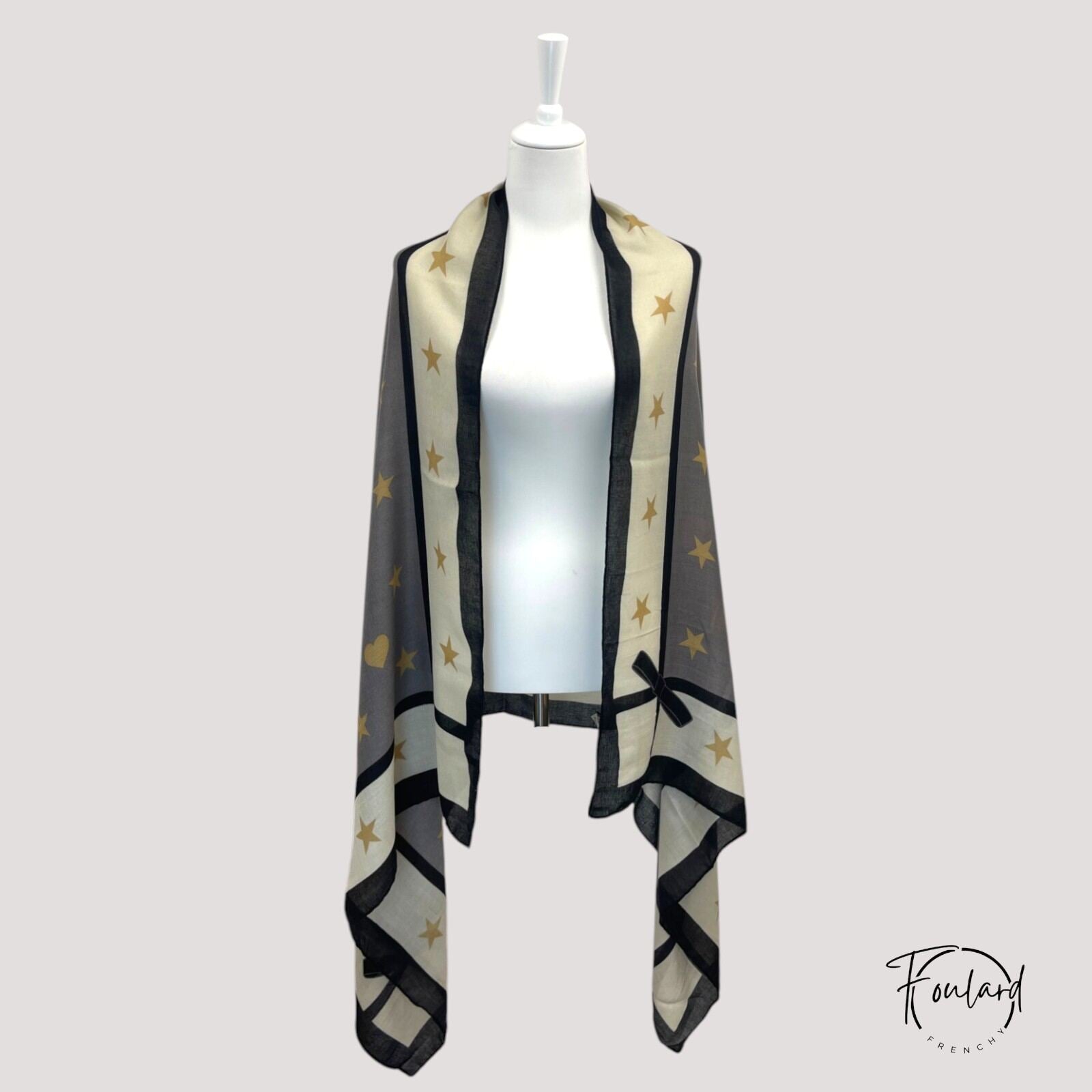 Foulard noir élégant avec motifs féminins en gros plan