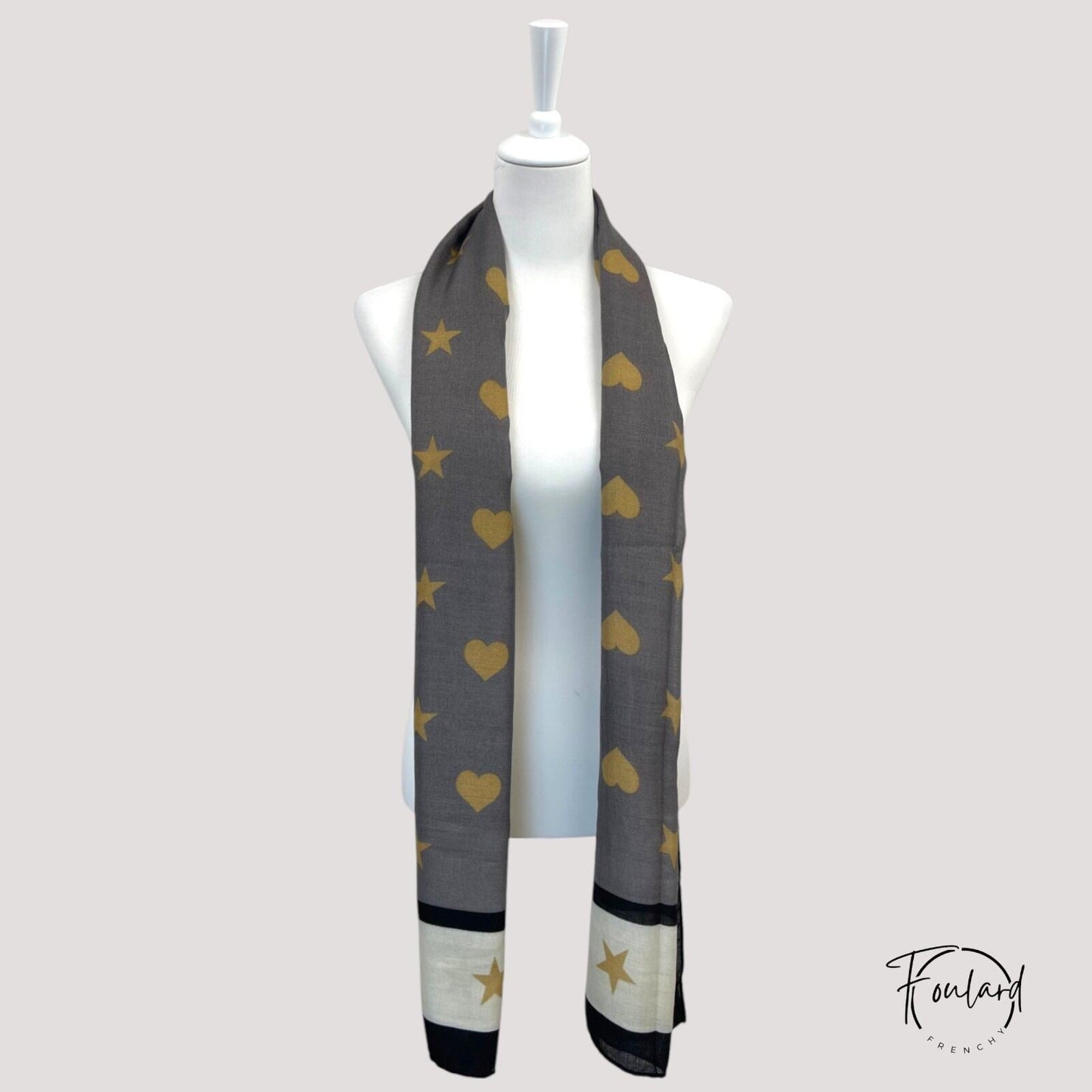Vue de côté du foulard noir, texture douce visible