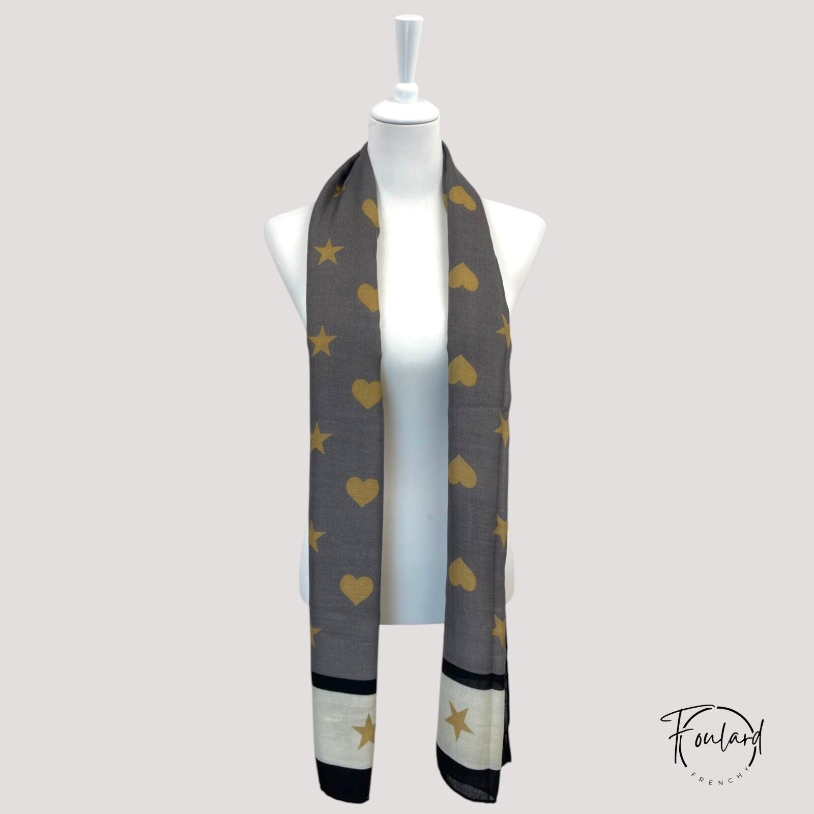 Vue de côté du foulard noir, texture douce visible