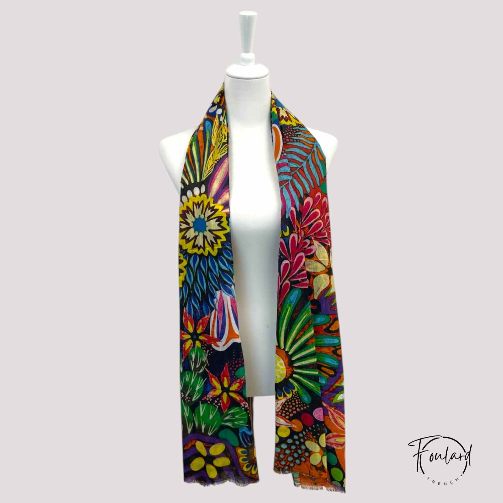 Gros plan sur les motifs floraux et psychédéliques du foulard