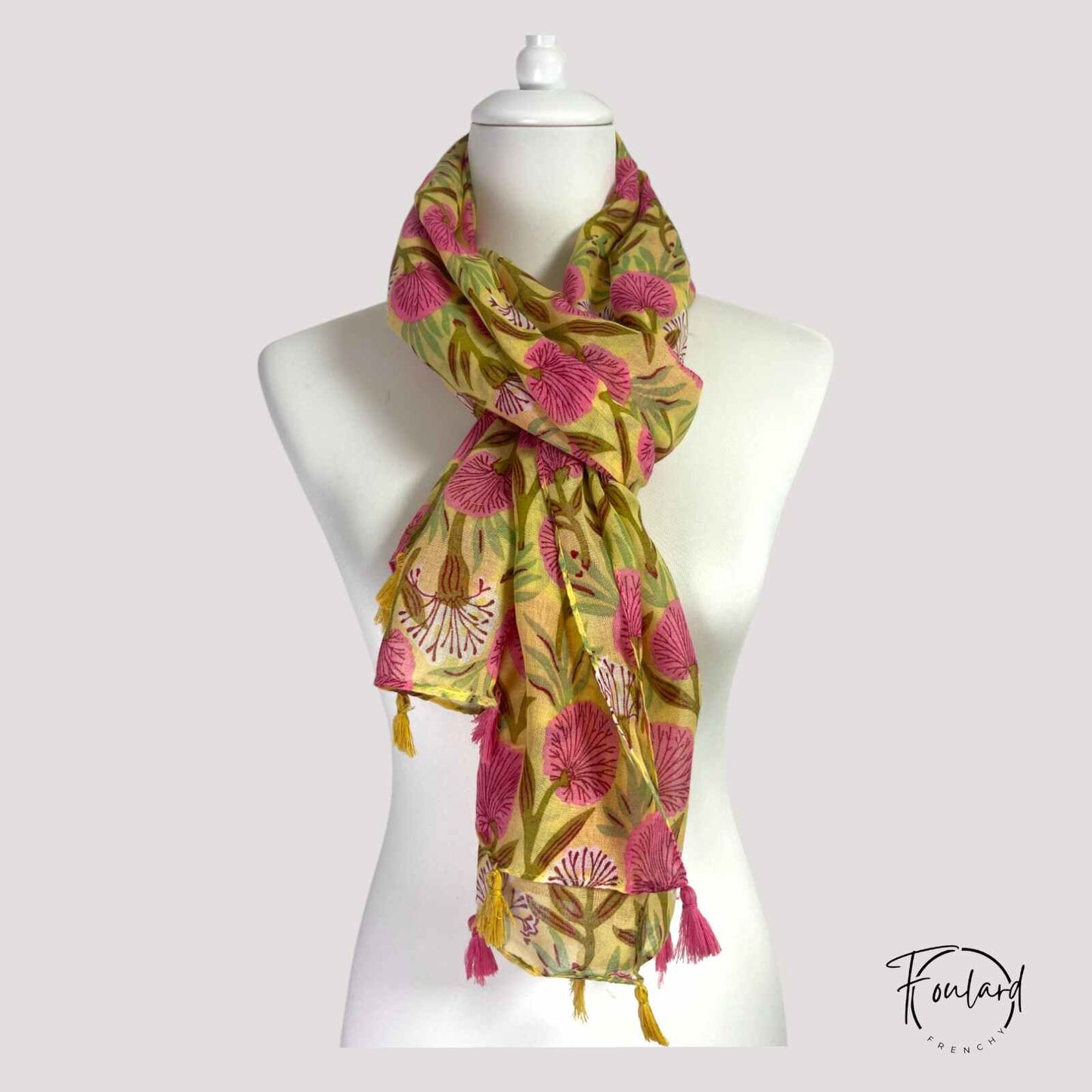 Foulard imprimé ethnique vert et rouge sur fond blanc