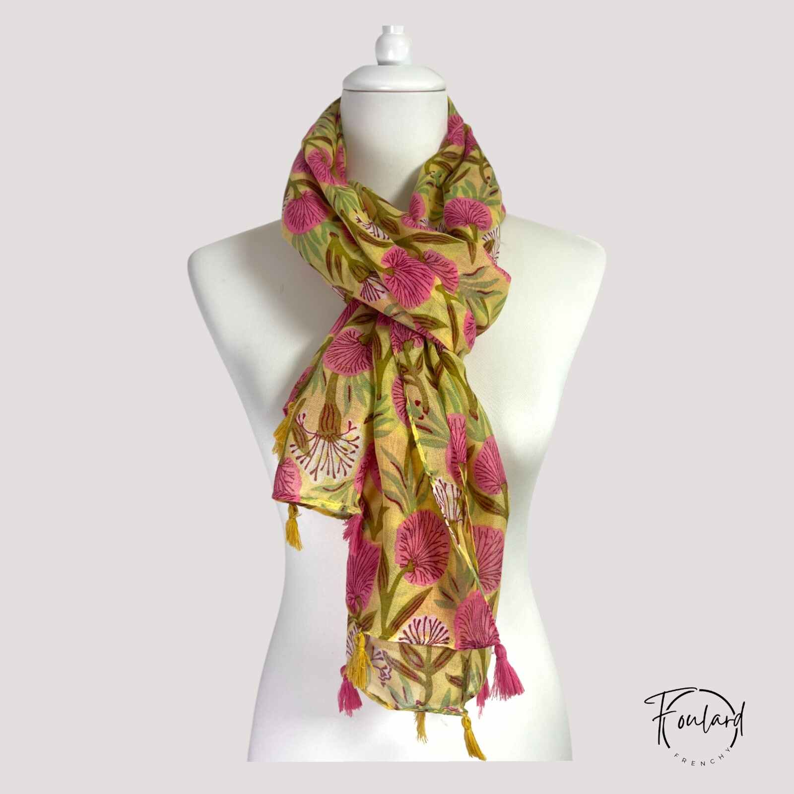 Foulard imprimé ethnique vert et rouge sur fond blanc