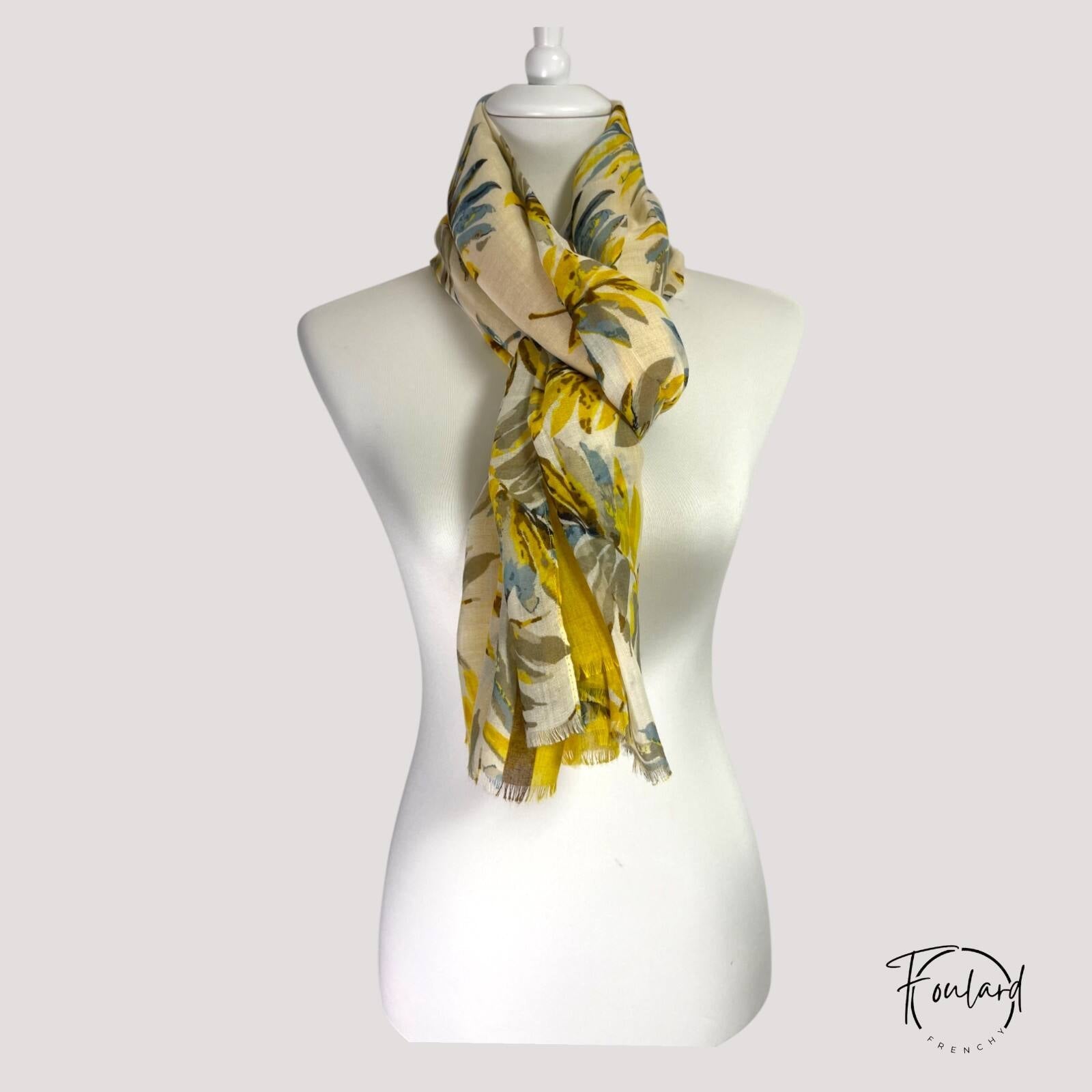 Foulard porté en étole, style bohème chic