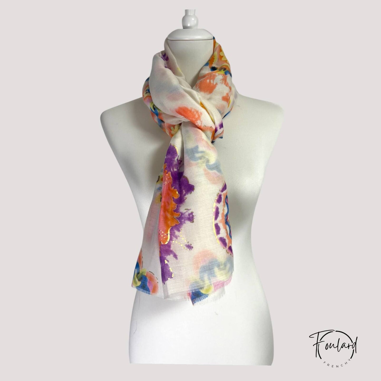 Foulard noué autour du cou, montrant ses teintes vibrantes