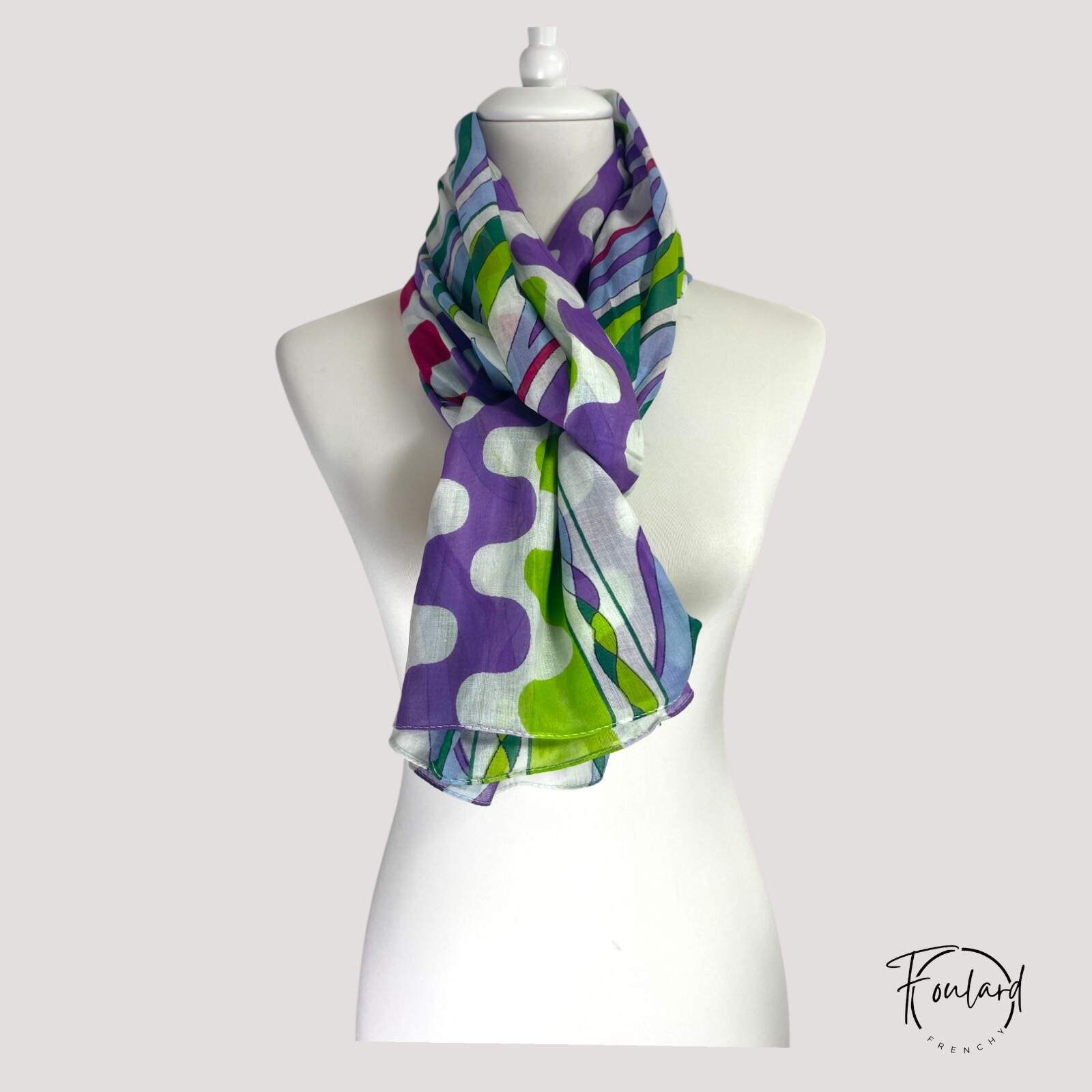 Vue d'ensemble du foulard multicolore, dimensions généreuses
