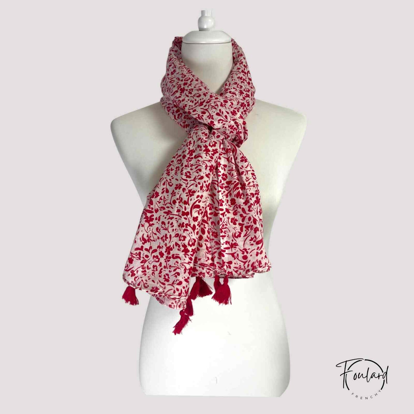 Motif floral rouge sur foulard, style romantique