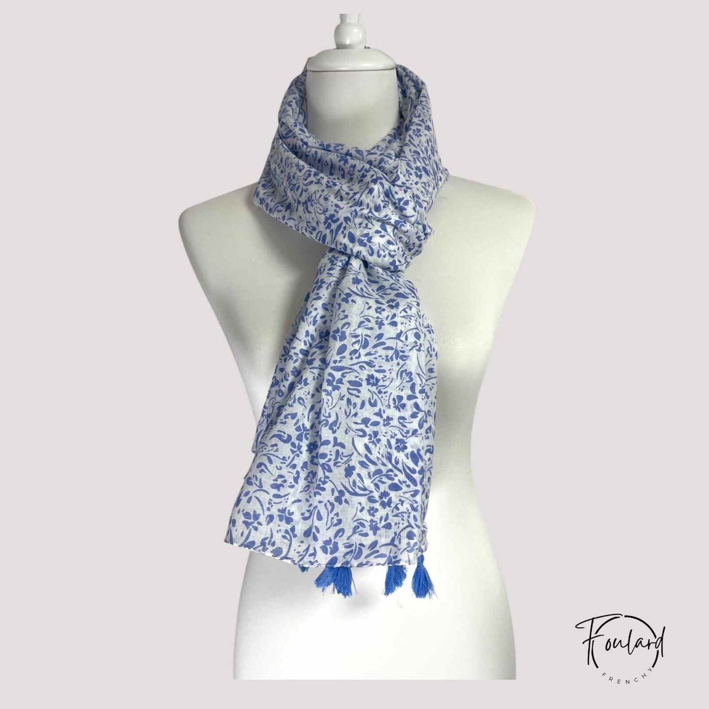 Foulard en coton bleu, motifs floraux, dimensions généreuses