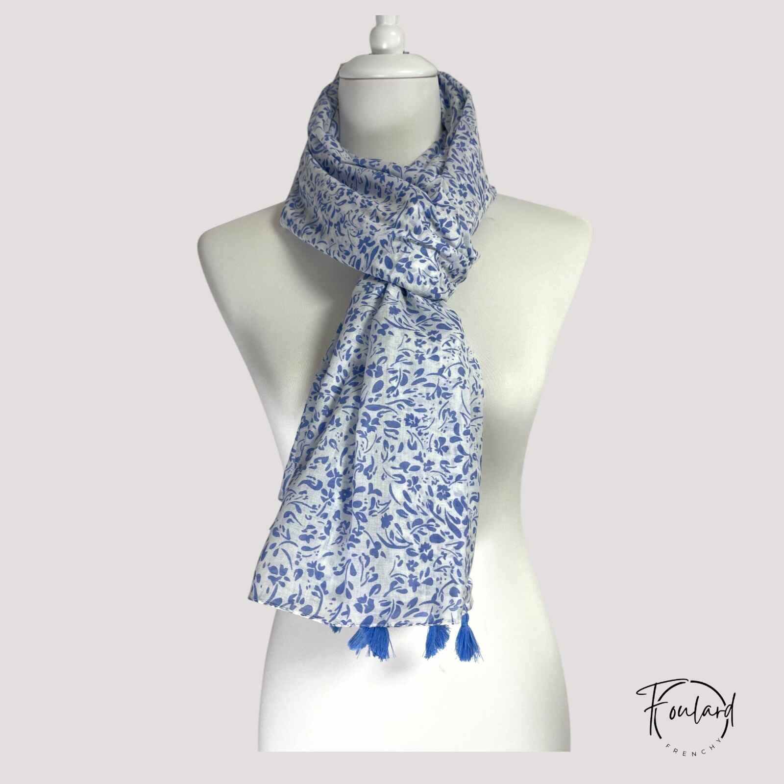 Foulard en coton bleu, motifs floraux, dimensions généreuses