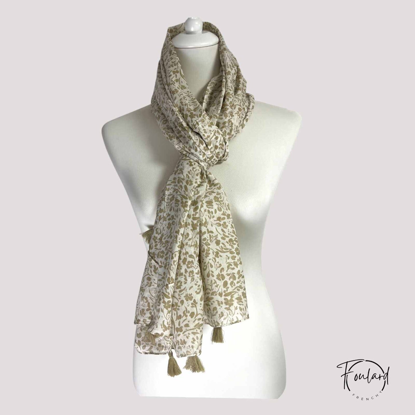 Foulard beige porté sur mannequin, style élégant
