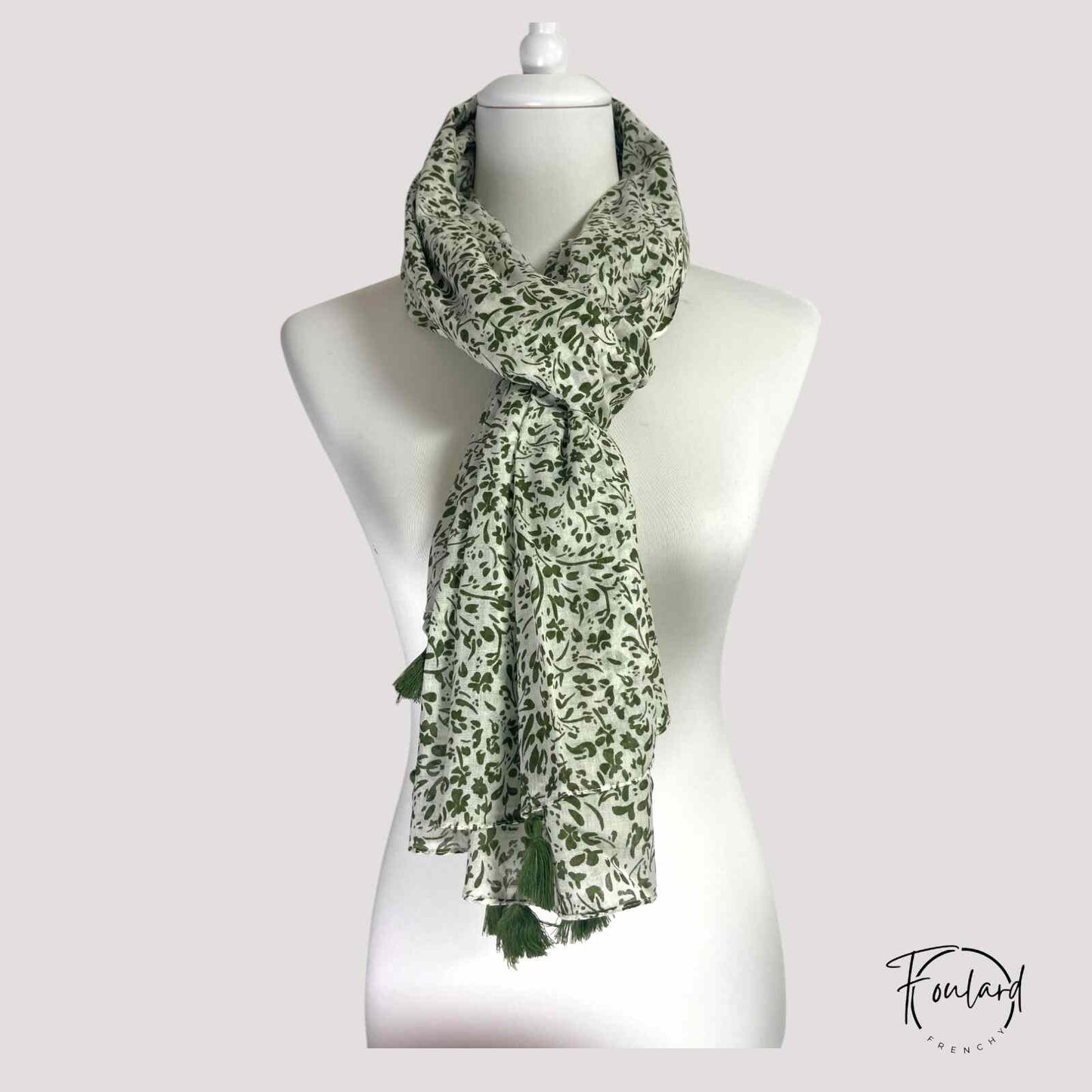 Foulard déployé montrant le motif végétal