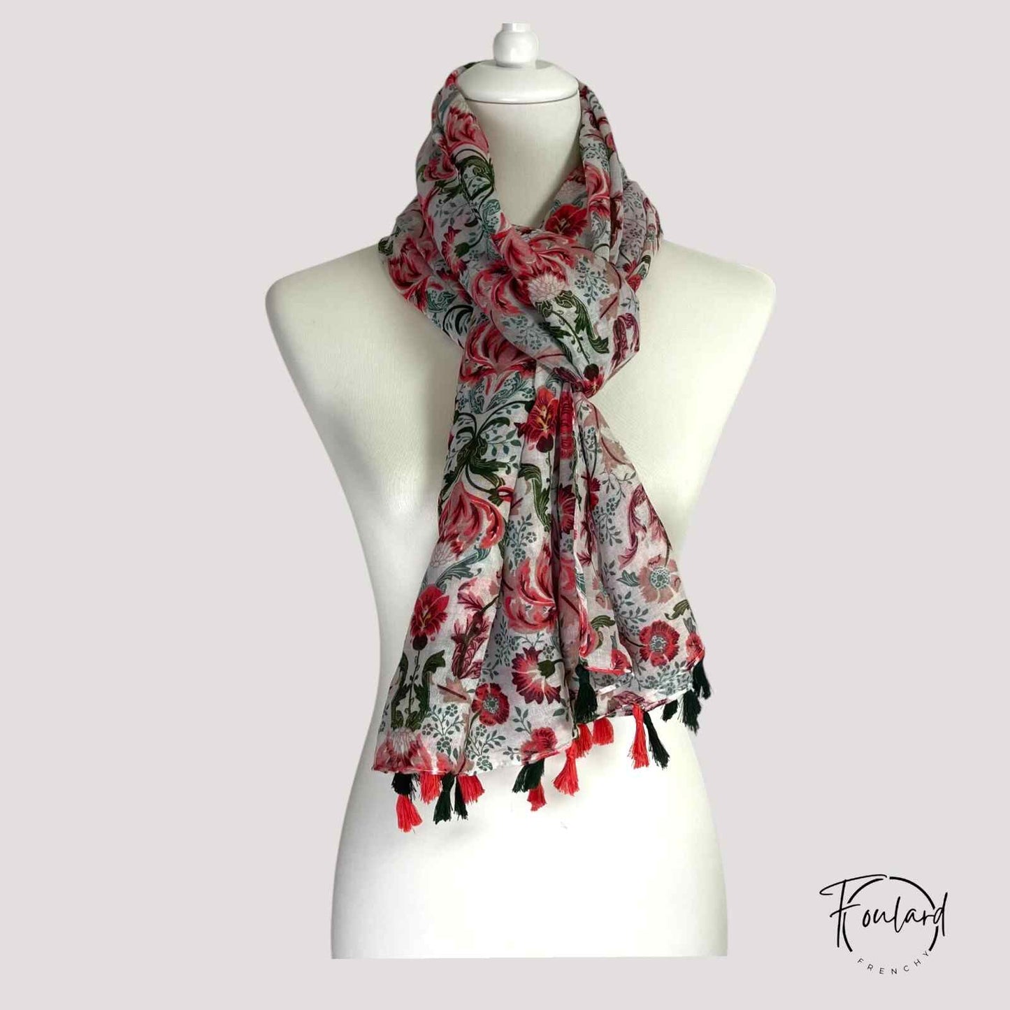 Foulard étalé révélant ses dimensions généreuses