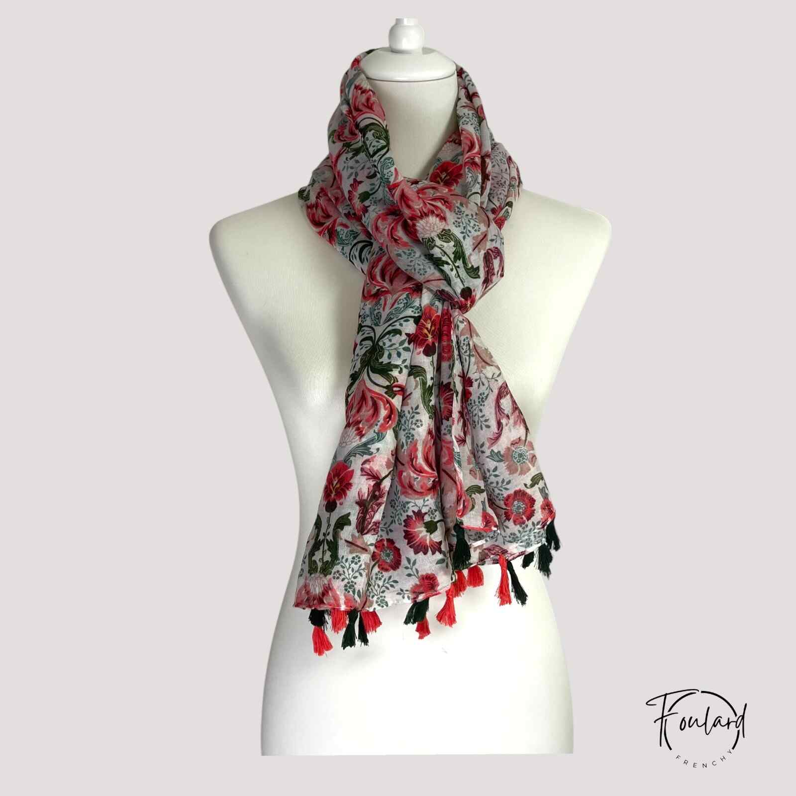 Foulard étalé révélant ses dimensions généreuses